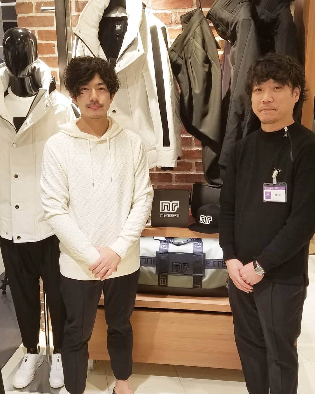 小堀正博のインスタグラム：「最近ゴルフを始めたこともあって、オシャレやけどそのままレッスン受けられるような機能的な服ないかなと探していたらめっちゃナイスタイミングでいいブランド見つけました。  どうしても仕事の合間とかにレッスン入れるから、着替えとか必要になると荷物が増えて大変。  普通にシュッと見えて、運動も出来ると着替え要らずで助かる。  まぁなかなかお高いけど(笑) でもその高さにも納得の素材やデザインでした。  とりあえずどの商品もカッコいいし好きやったけど、ひとまずこのコーディネート買いました。  何と店員さんがこんな僕の事を知っていて下さって、お声がけ頂いたので一緒に写真を。  こんなん宣伝するしかなくなりますよね？(笑)  冬はジャケットの下にも着れて、春秋はそれだけでも着れるし、白パーカーは持ってないということで。  パンツは実はジャケットとセットアップであるんやけど、これがまためっちゃ伸縮性もあるし楽。 その上オシャレ。  確実にこのままゴルフレッスン行っても問題なし。  直営店は東京の六本木ヒルズ店のみらしいから、関西の方は是非この機会にポップアップ行ってみて下さい！  梅田の阪急メンズ館で12/31まで開催中とのことです。  #小堀正博 #役者 #受験 #受験生 #大阪 #梅田 #神戸 #関西 #猫 #cat #cats #猫好き #インスタ映え #旅行 #ヨーロッパ #海外旅行 #メンズ #ファッション #fashion #メンズコーデ #東京 #難波 #京都 #japan #osaka #おしゃれ #イタリアンモード #ラグスポ #ennerre #エネーレ」