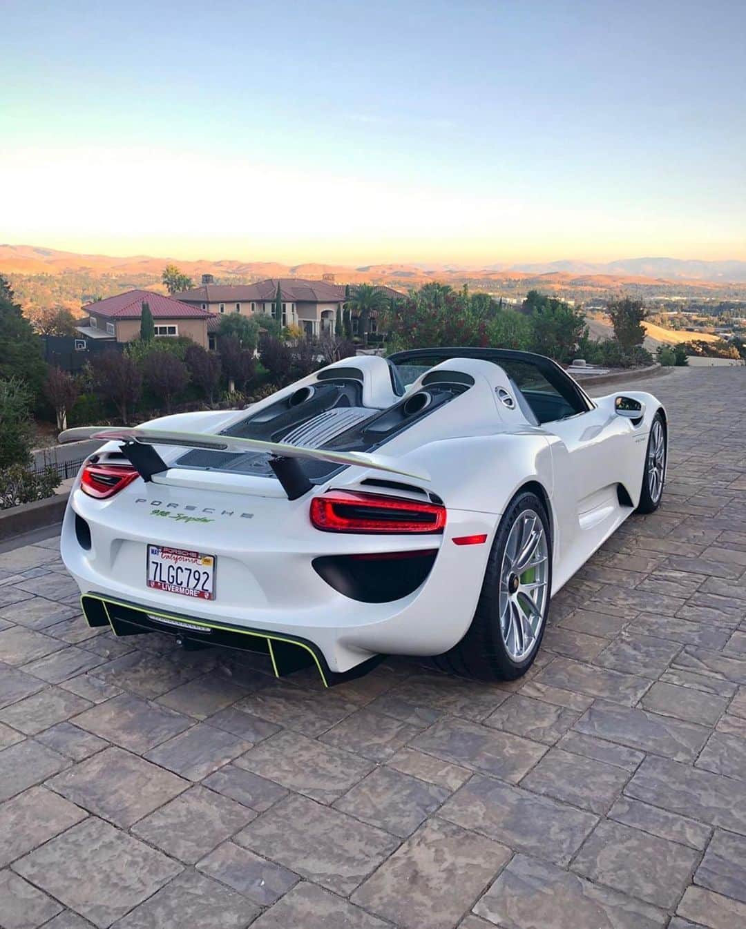 CarsWithoutLimitsさんのインスタグラム写真 - (CarsWithoutLimitsInstagram)「Porsche 918 Spyder  Photo @itzkirb  #carswithoutlimits #porsche #918spyder」12月19日 7時10分 - carswithoutlimits