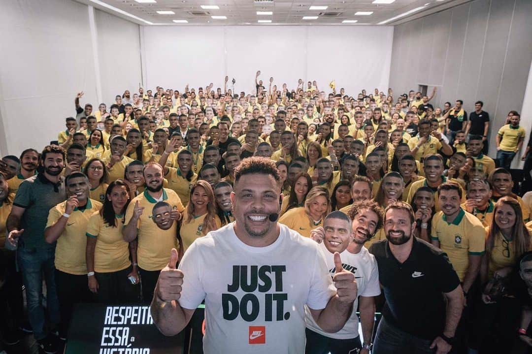 ロナウドのインスタグラム：「25 anos fenomenais. Obrigado @nikefootball pela parceria e inspiração para mover o mundo por meio do esporte.  #nike #nikefootball #nikefutebol #mercurial #justdoit」