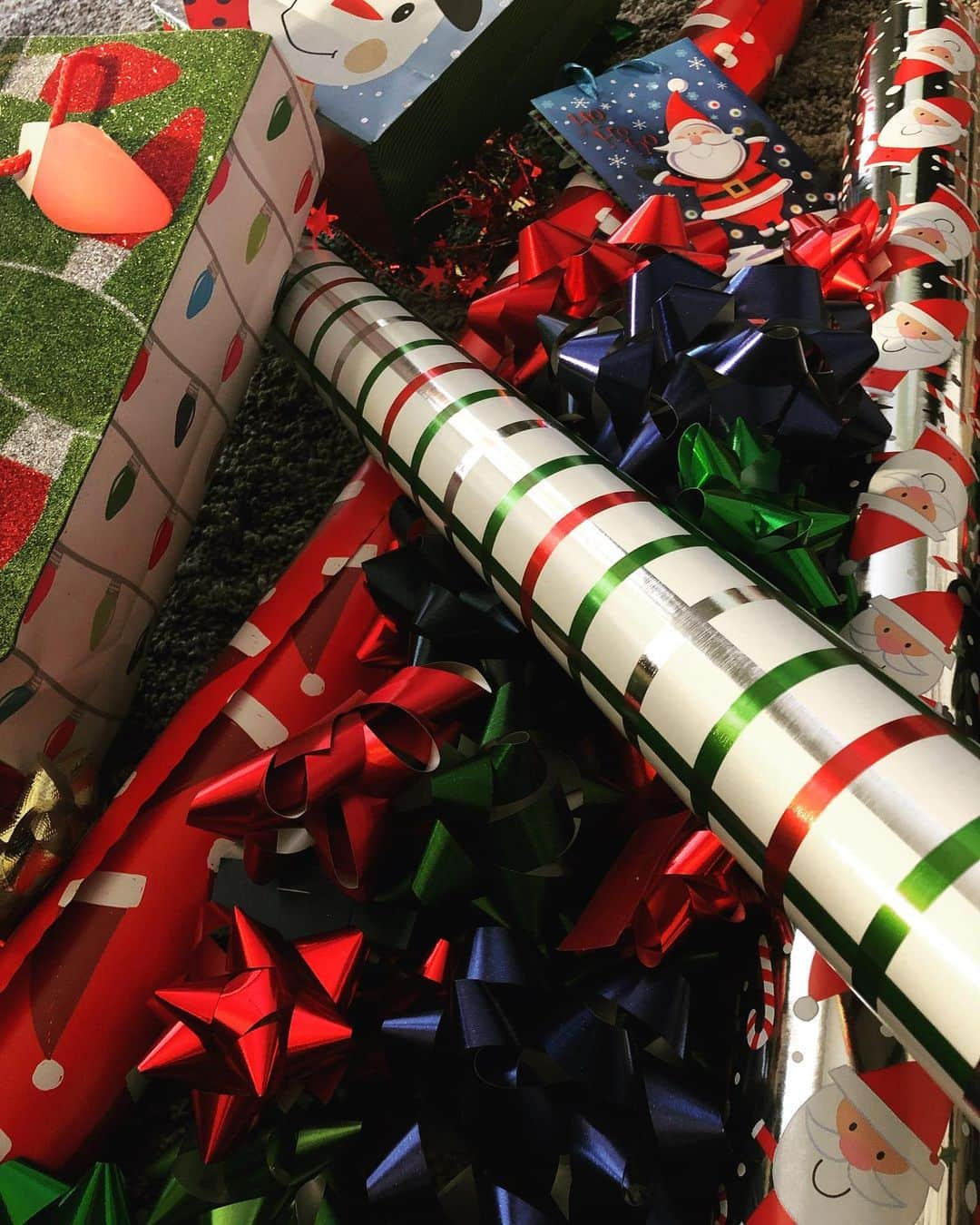 ジョディ・スウィーティンさんのインスタグラム写真 - (ジョディ・スウィーティンInstagram)「Oh boy... it’s that time again! A sea of wrapping paper! Although, to try and be environmentally friendly, I reuse gift bags and boxes over and over! Now... I need a nap. #momlife #itsawrap #momneedscookiesandmilk」12月19日 7時15分 - jodiesweetin