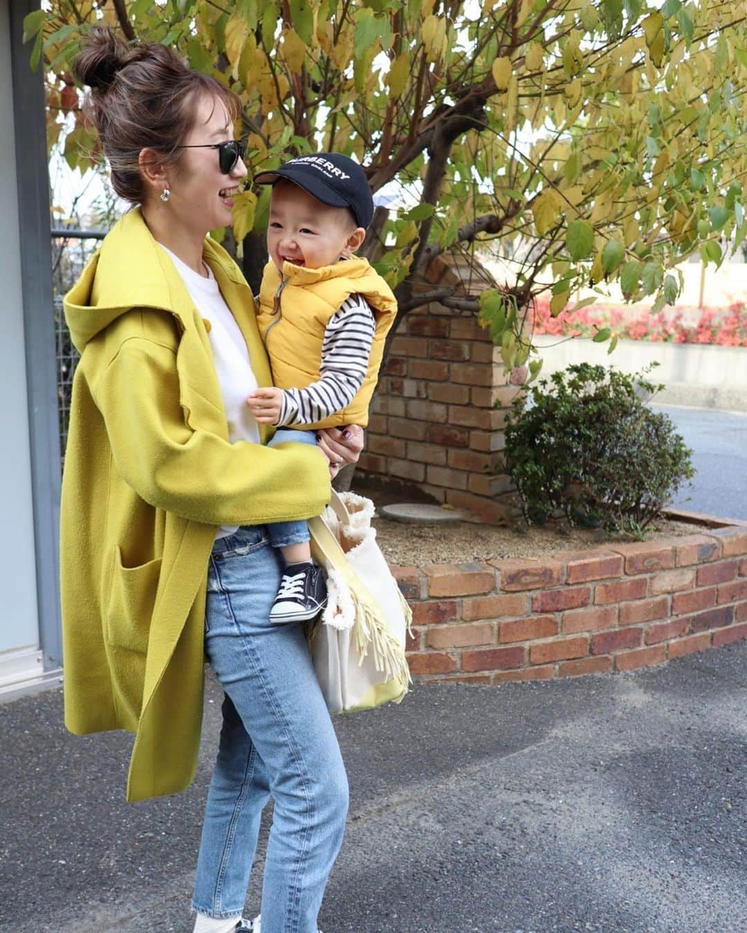 あすかさんのインスタグラム写真 - (あすかInstagram)「ㅤㅤ ㅤ 💛 ㅤ ㅤㅤㅤ  mama ㅤ knit： @adametrope @agnesb_officiel pt： @moussyofficial coat： @marjour_official bag：　@ayako_bag shoes：  @converse ㅤ ㅤ boy ㅤ tops&pt： @zara vest： @hm cap： @burberry shoes：　@converse ㅤ ㅤ ㅤ ㅤ　 1日があっという間すぎて💭 もうすぐクリスマス🎅🏻🎄 反応が早く見たくてうずうず🙏🏻💕 ㅤ  ㅤ  #coordinate#locari#mamagirl#ayakobag#zarakids#今日の服#コーディネート#カジュアル#シンプル#プチプラコーデ#親子コーデ#親子リンクコーデ#2歳#新米ママ#男の子ママ#ママコーデ#ママファッション#2歳差育児#兄弟ママ ㅤㅤ ㅤ」12月19日 7時15分 - ask_____10