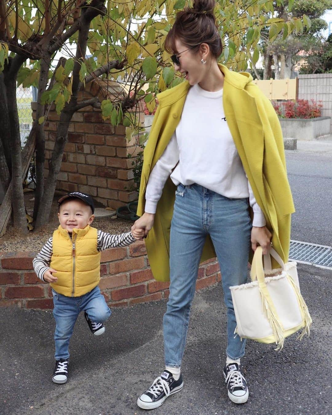 あすかさんのインスタグラム写真 - (あすかInstagram)「ㅤㅤ ㅤ 💛 ㅤ ㅤㅤㅤ  mama ㅤ knit： @adametrope @agnesb_officiel pt： @moussyofficial coat： @marjour_official bag：　@ayako_bag shoes：  @converse ㅤ ㅤ boy ㅤ tops&pt： @zara vest： @hm cap： @burberry shoes：　@converse ㅤ ㅤ ㅤ ㅤ　 1日があっという間すぎて💭 もうすぐクリスマス🎅🏻🎄 反応が早く見たくてうずうず🙏🏻💕 ㅤ  ㅤ  #coordinate#locari#mamagirl#ayakobag#zarakids#今日の服#コーディネート#カジュアル#シンプル#プチプラコーデ#親子コーデ#親子リンクコーデ#2歳#新米ママ#男の子ママ#ママコーデ#ママファッション#2歳差育児#兄弟ママ ㅤㅤ ㅤ」12月19日 7時15分 - ask_____10