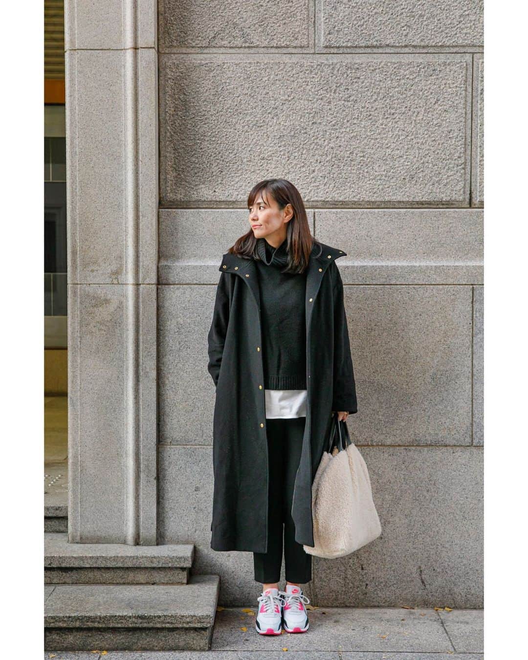 田中幸恵のインスタグラム：「___ . 久しぶりにスニーカーを新調した🤭 @nike のエアマックス90  角度によって見えるカラーが変わって可愛い♡ . coat▶︎ @_y_o_r_i_  knit▶︎ tops▶︎ @cen.___jp pants▶︎ @_y_o_r_i_  bag▶︎ @my_clozette  sneaker▶︎ @nike  #nike #airmax90  #yori_japan  #framework  #cen_jp  #myclozette #ootd #outfit  #cordinate  #モノトーンコーデ　#monotone」