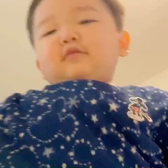 山西章博のインスタグラム：「お母さんを踏ん付けています。 #赤ちゃん #嫡男 #せがれ #踏み付け #笑顔 #楽しそう #dv息子  #大きくなったらやらないでね #耳だけ似てる #耳以外も似て来た #これ以上似るな #ママリ#パパリ#ベビフル#ベビリトル#コドモノ#mamanoko#コノビー#mamanokoカメラ部#mamanokoギフトキャンペーン#コドモダカラ」