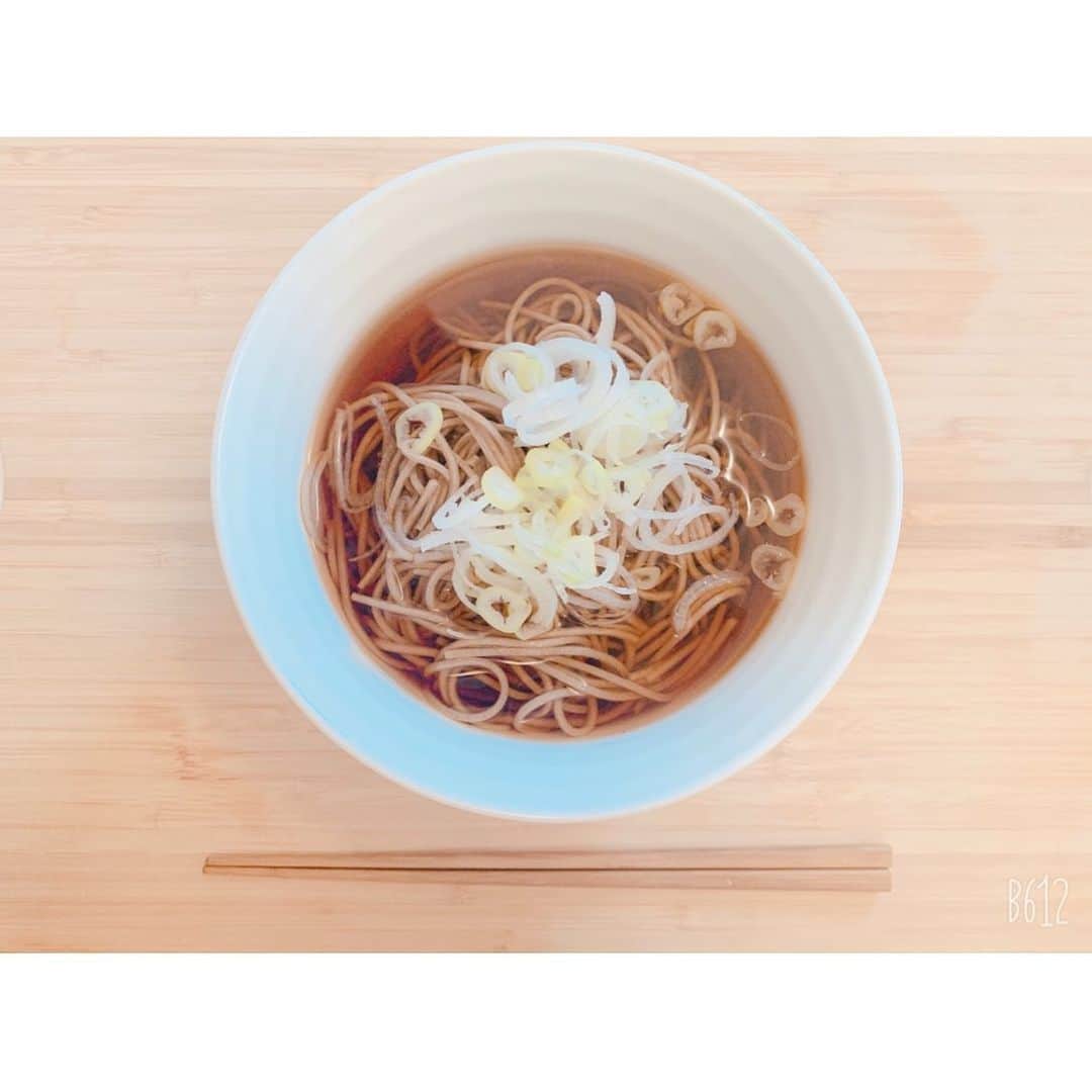 廣瀬麻伊のインスタグラム：「good morning.  お腹が空いておきたひ(　˙-˙　) 大したごはんではないけど、 こだわりはつゆを作ること。  しょっぱい、甘〜いを調整するのがすきぃ🐥♡ 良き一日をお過ごしください💐  #蕎麦好き #蕎麦スタグラム #お蕎麦」
