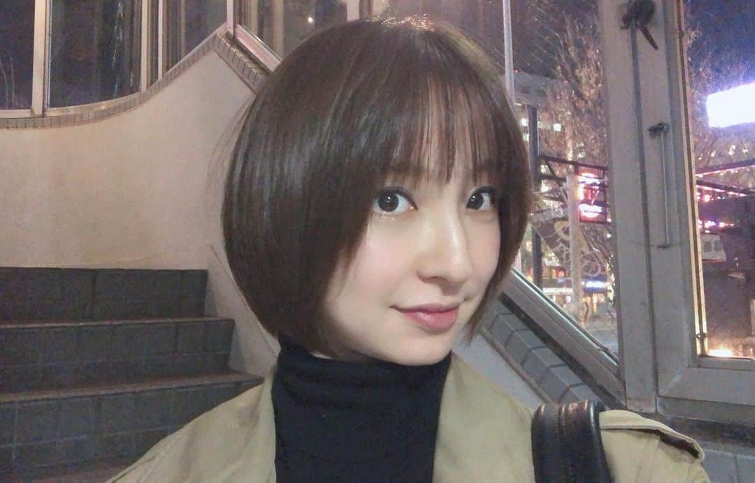 篠田麻里子さんのインスタグラム写真 - (篠田麻里子Instagram)「久々にばっさりっ✂︎ だんだん顔も丸くなってきてw頭も丸くしようかとショートにしました🙋‍♀️ 今年も1年間ありがとう渡辺さん✨  #ショートヘアー#ヘアアレンジ#ショート女子#冬ヘアー @liko_by_maris」12月19日 7時48分 - shinodamariko3