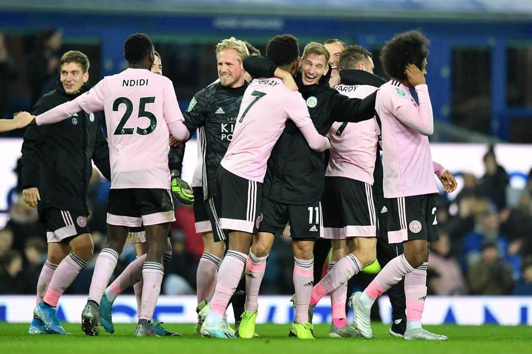 アジョセ・ペレスさんのインスタグラム写真 - (アジョセ・ペレスInstagram)「🏆 What a night! We are in semifinals! ⚽😍 Sufriendo sabe mejor! A semis! 👉🏽🦊👈🏽」12月19日 7時52分 - ayozepg