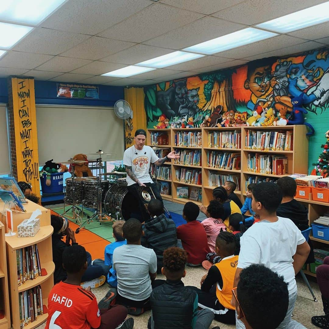 ガブ・バーハムさんのインスタグラム写真 - (ガブ・バーハムInstagram)「Had a BLAST doing career day this morning at Parkmoor Elementary school. I’m so lucky and proud to be able to do stuff like this. To be able to encourage these kids to follow their dreams and passions is so rewarding! I also LOVE that the wall behind me says “I know I can be what I want to be” it’s so true!! Thank you for the opportunity and thanks for letting me blow your eardrums this morning haha. I think it’s safe to say that playing Old Town Road was a hit 😂  Shoutout to @kristinsmetanko for coming along  helping with the setup and getting these photos! ❤️」12月19日 7時54分 - gabebarham