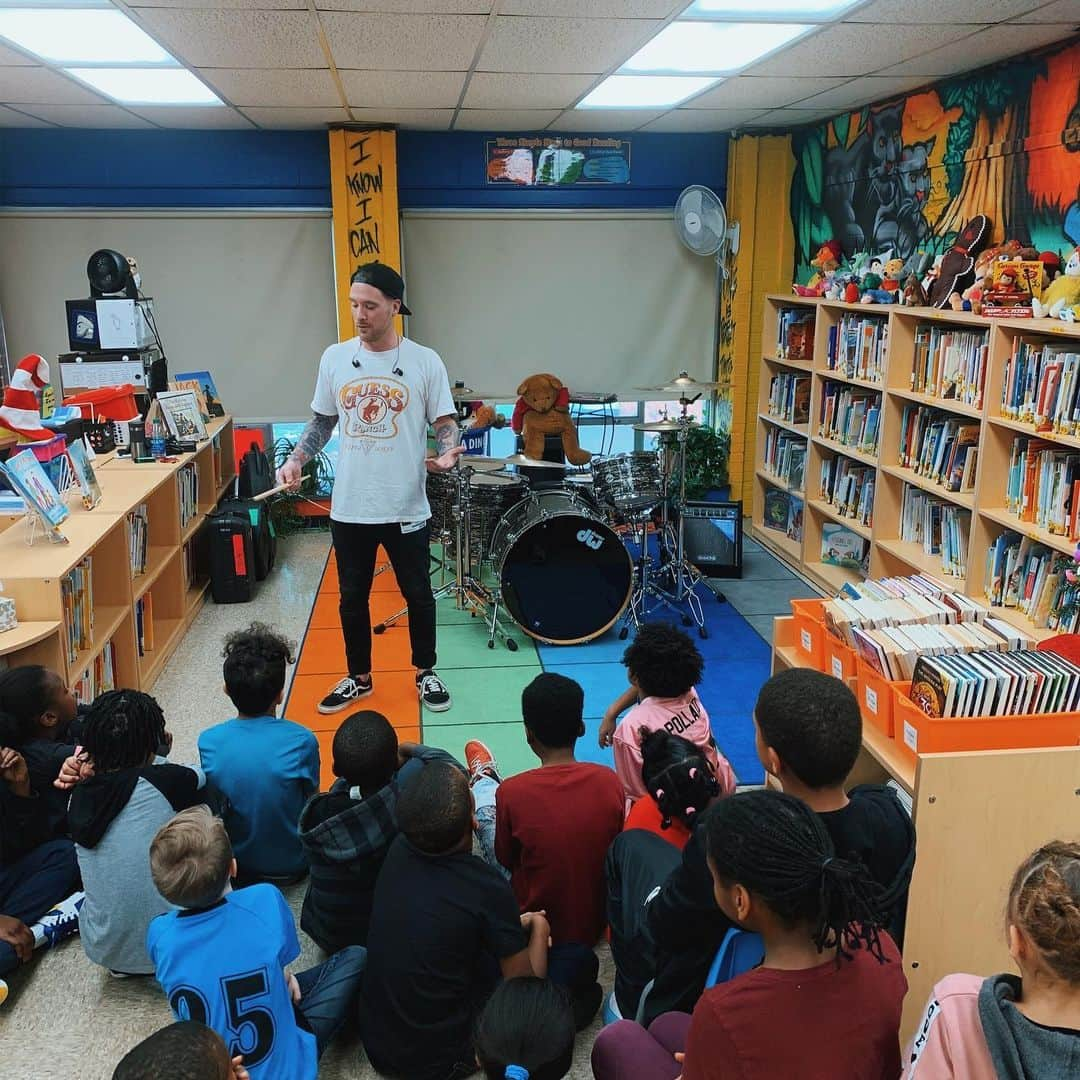 ガブ・バーハムさんのインスタグラム写真 - (ガブ・バーハムInstagram)「Had a BLAST doing career day this morning at Parkmoor Elementary school. I’m so lucky and proud to be able to do stuff like this. To be able to encourage these kids to follow their dreams and passions is so rewarding! I also LOVE that the wall behind me says “I know I can be what I want to be” it’s so true!! Thank you for the opportunity and thanks for letting me blow your eardrums this morning haha. I think it’s safe to say that playing Old Town Road was a hit 😂  Shoutout to @kristinsmetanko for coming along  helping with the setup and getting these photos! ❤️」12月19日 7時54分 - gabebarham