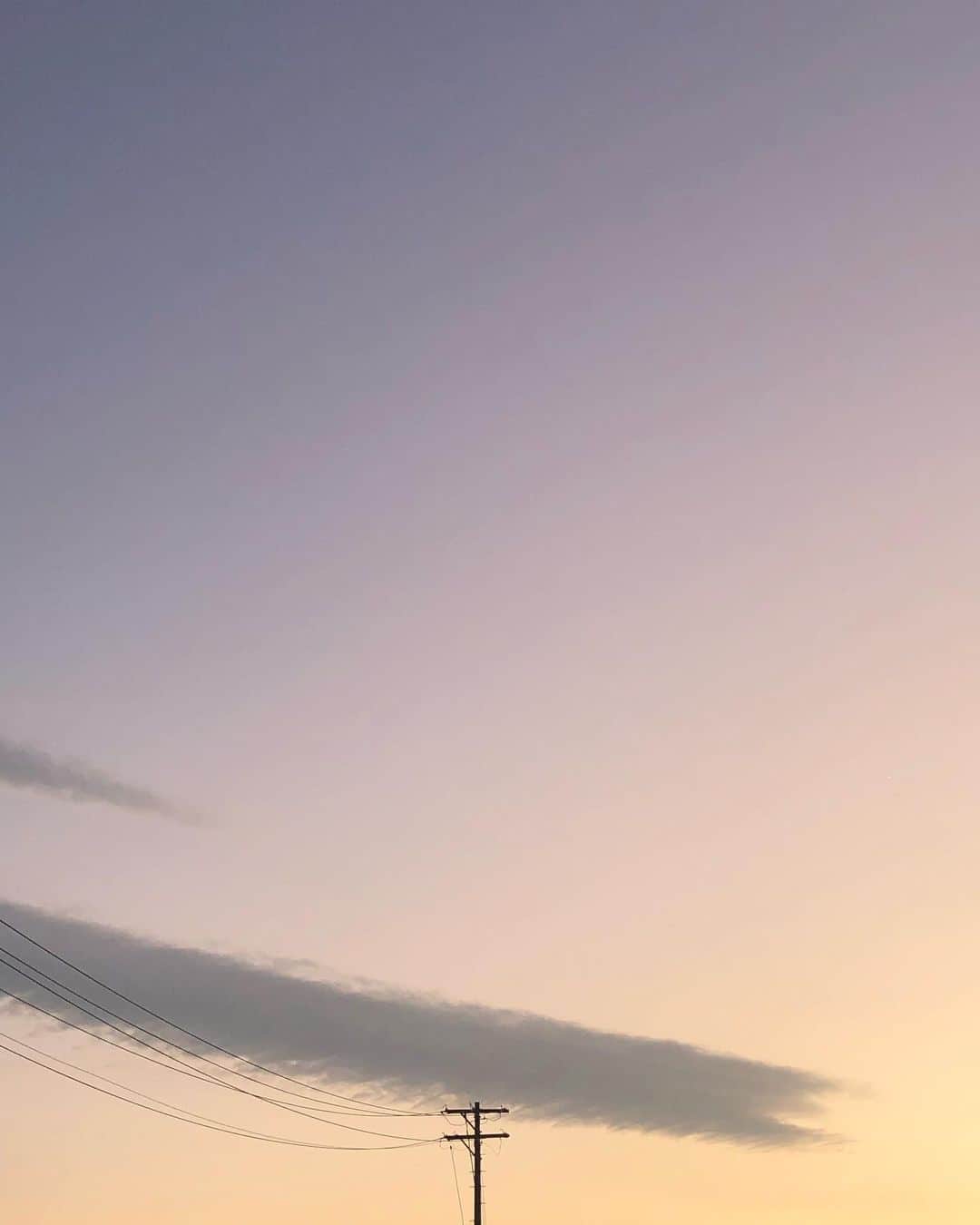 yukaさんのインスタグラム写真 - (yukaInstagram)「sky. ・ ・ ・ #ダレカニミセタイソラ #indies_minimal  #igersjp #instagramjapan #insta_sky  #電柱と空  #電柱写真クラブ  #クラストコ #Apple」12月19日 7時54分 - yuka_ff