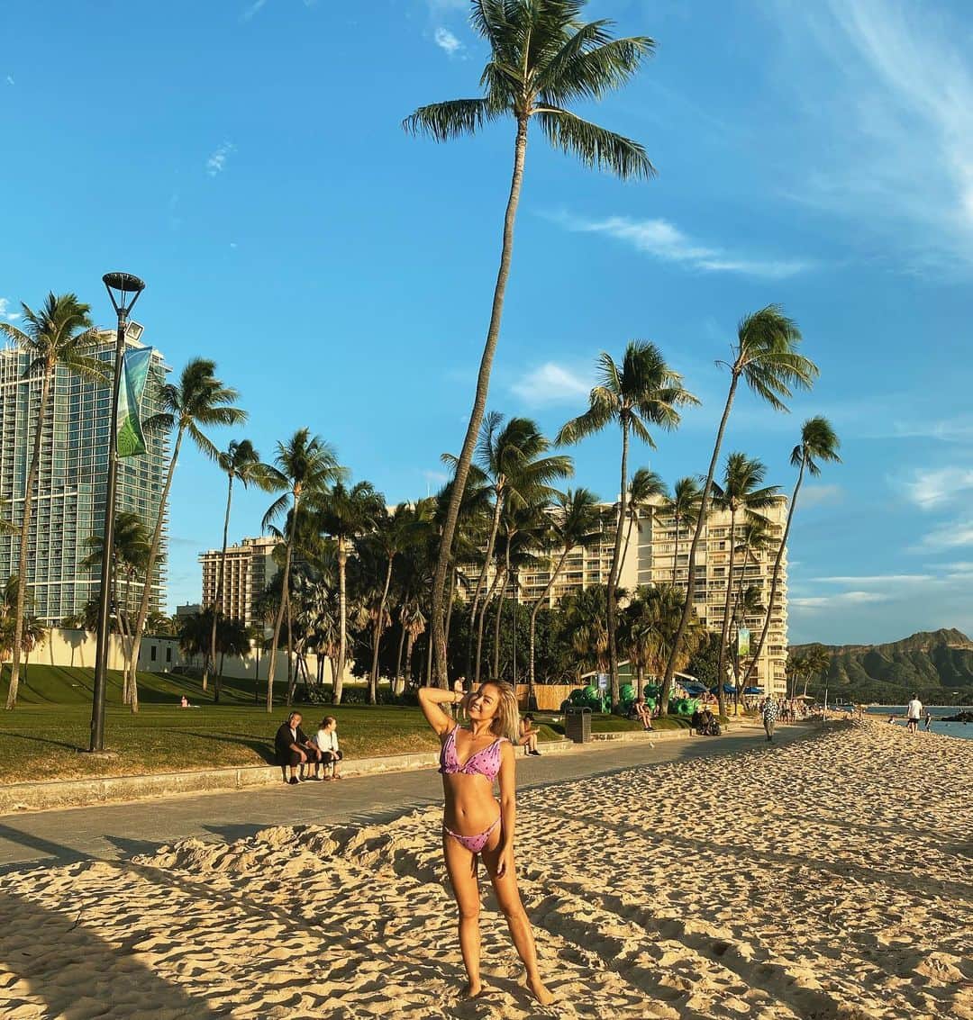 Nazukiのインスタグラム：「Waikiki Beach Hawaii ⛱  12月のHawaiiは暑ずきず、寒すきない、日本でいう秋晴れみたいな感じ☀️ それでも海入れるから🏖👍 #hawaiitrip #hawaii #waikiki  #hawaiilife #waikikibeach #hawaiistagram #子連れハワイ」