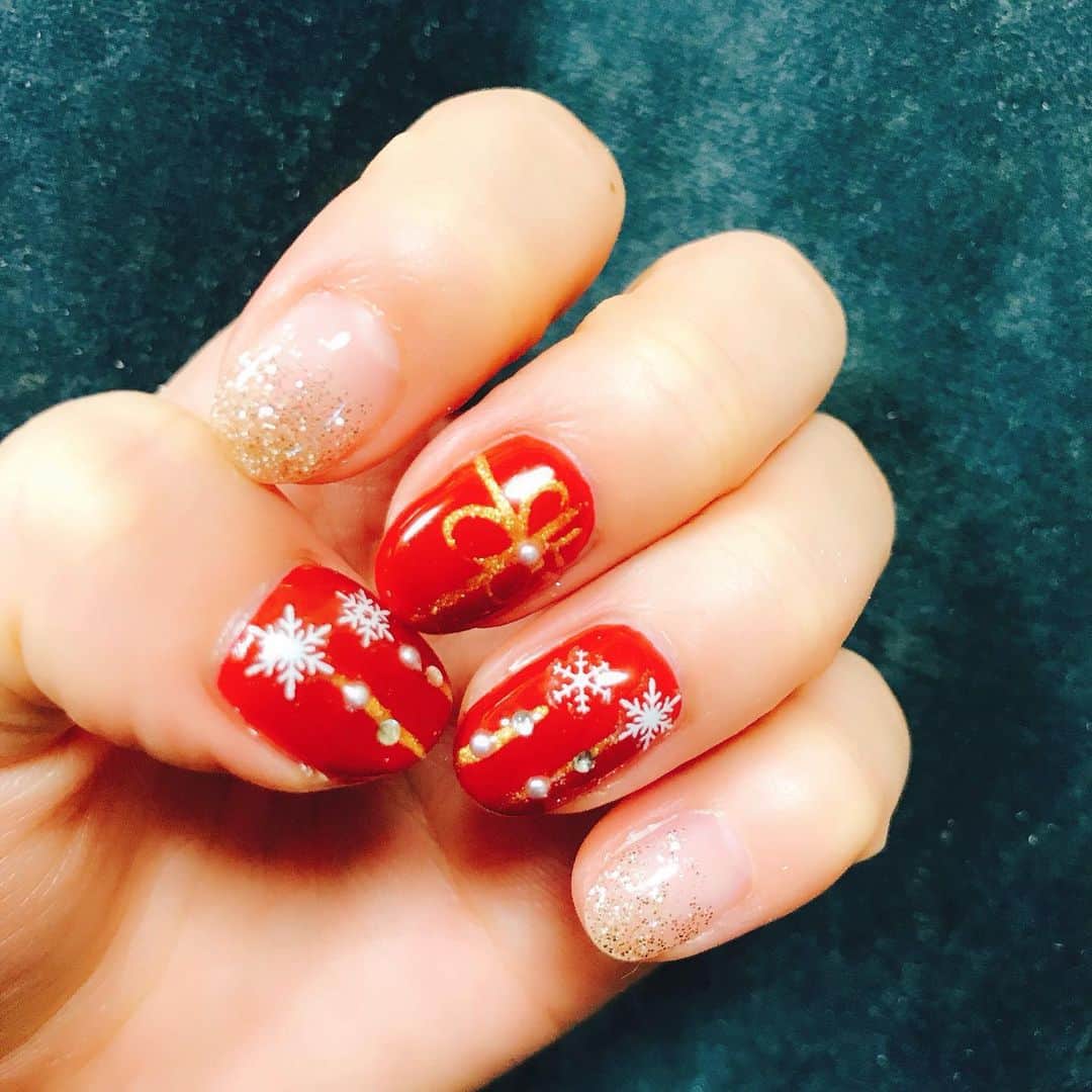 佐藤もも子のインスタグラム：「クリスマスネイル🎄🎁💅✨ 初めて赤にした❤️🤶 #nile #ネイル #冬 #クリスマス #クリスマスネイル #冬ネイル #winter  #xmas」
