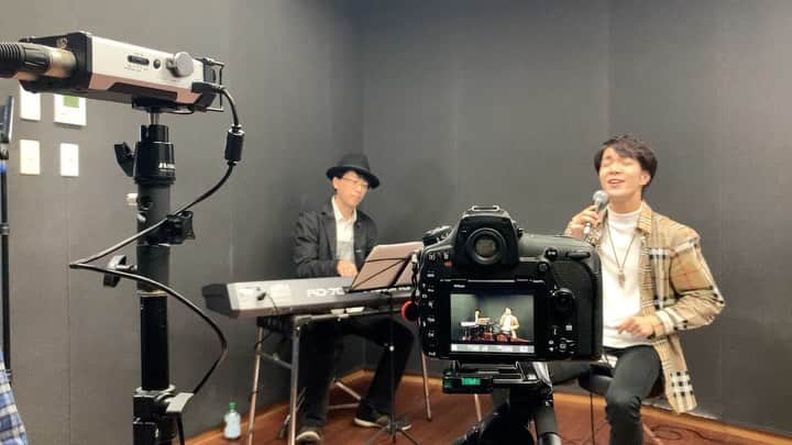中澤卓也のインスタグラム：「ノリノリな卓也くんは公式YouTubeの撮影中ですよ🤗 ・ なんの曲かは公式YouTubeをお楽しみにー！！ ・ しかし楽しそう笑 ・ #中澤卓也 #北のたずね人 #YouTube • YouTubeで中澤卓也で検索してねー！チャンネル登録しておくと、更新されたらお知らせくるよ♡」