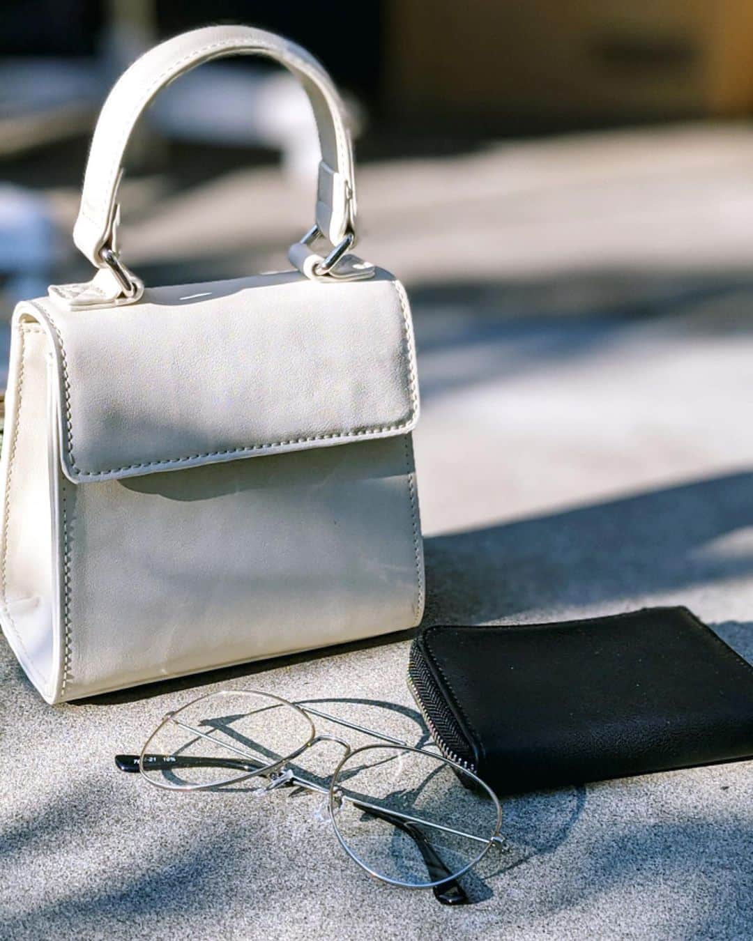 Shiho Sasakiのインスタグラム：「ミニポシェット👛 大好きすぎて入荷する度に手に取ってしまう💭 ショルダーとハンド、どっちも使えるのがポイント高い❣️ 小さめのウォレットだったらすっぽりおさまるよ✌️ xmasのギフトにもおすすめ🎁 #MOUSSY#MOUSSYSNAP #pixelで撮影#team_pixel#baroque_pixel」