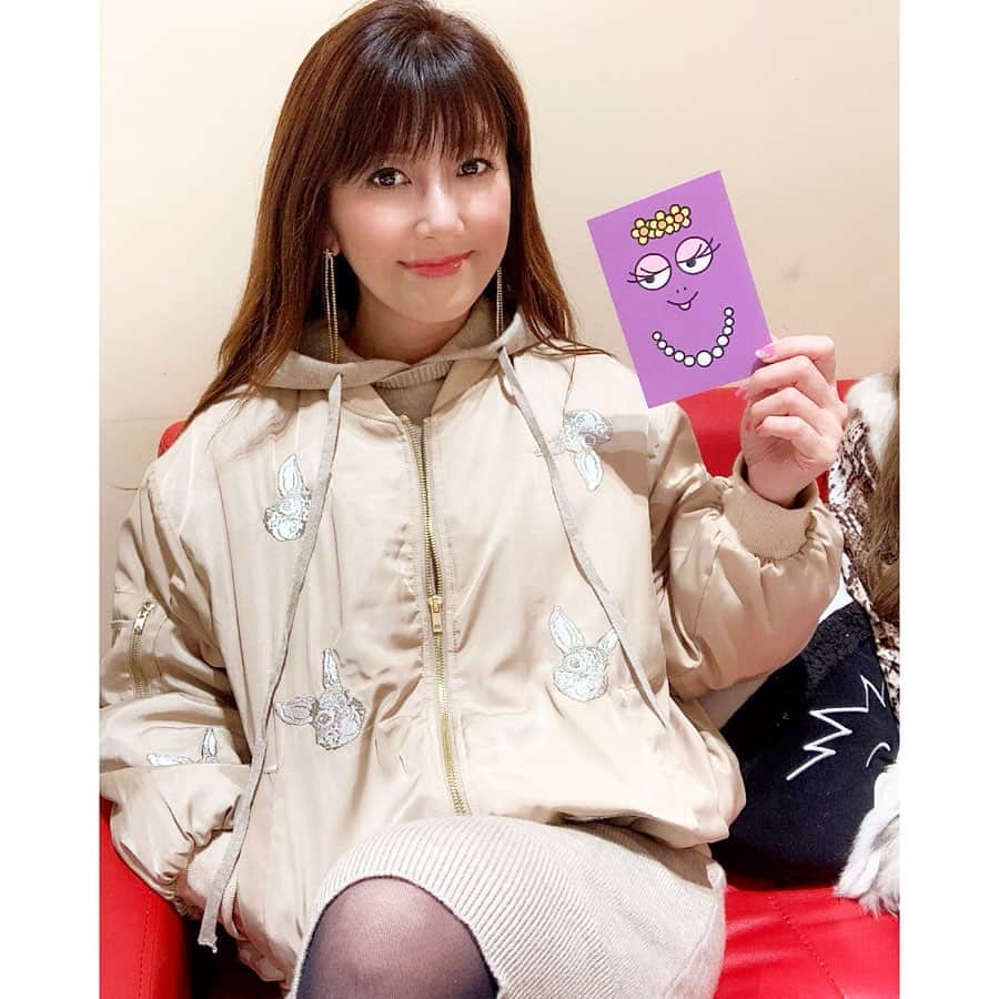 のインスタグラム：「🐰♥️🐰 . 昨日は用事終わりに よっちゃんと合流して #バーバパパカフェ へ☕💭💕 . . ネズミ年だけど🐭ウサギ好き🐰💕 個性的でハデカワなお洋服が揃ってる @scolar_official ✔ @scolar_netshop ✔ #ScoLar のウサギ刺繍ブルゾンは 軽くてふわふわ中綿入り✨✨ . 🐰の刺繍もゴージャス感あって 子供っぽくならずにキレイめに着れて ちょっとカジュアルダウンしたい時に 活躍してくれるの🐰💕 . 毎週木曜日17時より新作発売 今日は木曜日だよぉ🙋‍♀️✨ . . . . #🐰 #ScoLar #スカラー #scolar_ootd #個性的 #ハデカワ #着るアート #コーデ#ファッション#ベージュコーデ #ワントーンコーデ #ワンピースコーデ #ニットワンピ#きれいめファッション#きれいめカジュアル#カジュアルコーデ #大人カジュアル#カジュアル#シンプルコーデ#着回しコーデ#大人可愛い#大人女子#おしゃれさんと繋がりたい #ブルゾン#カフェ#カフェ巡り#かふぇすたぐらむ #バーバパパ#インフルエンサー ✩ ⋆ ✩ ⋆ ✩ ⋆ ✩ ⋆ ✩﻿ ⋆ ✩ ⋆ ✩﻿ 見て下さった方 (*´︶`*)♡Thanks!🐰♥️🐰」