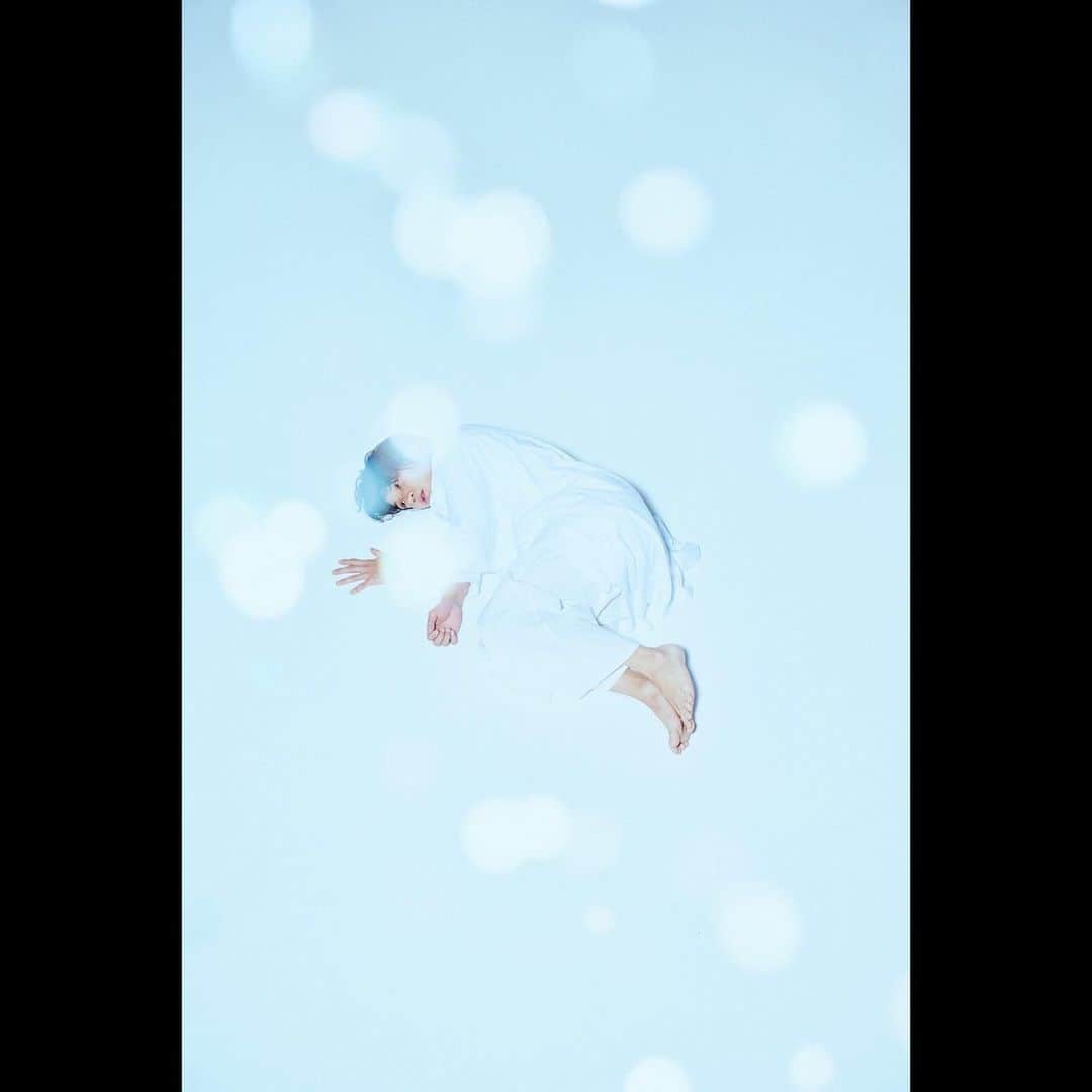 磯村勇斗さんのインスタグラム写真 - (磯村勇斗Instagram)「肌で感じたい。  #カレンダー2020 #白  photography by #神藤剛　さん」12月19日 17時21分 - hayato_isomura