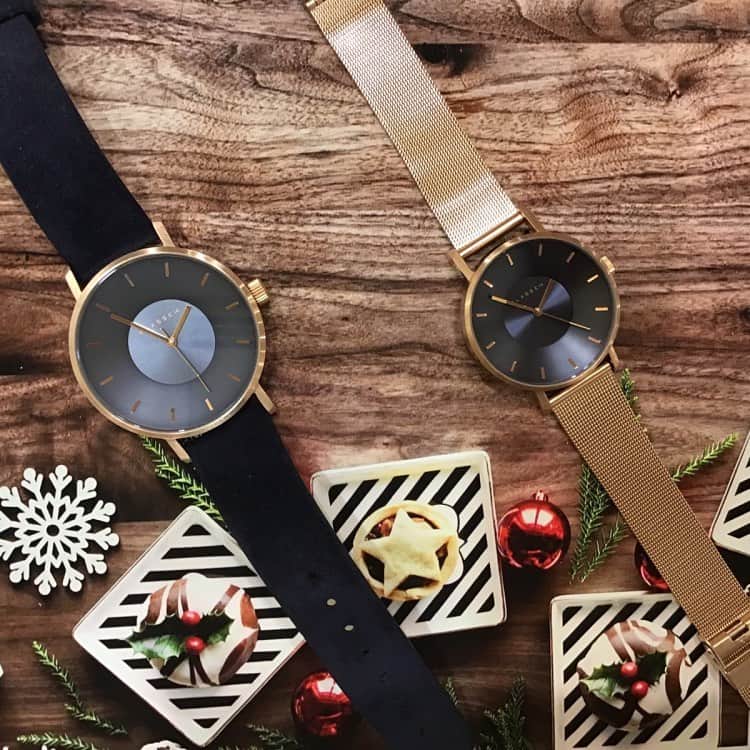 のインスタグラム：「「KLASSE14」各¥29,000+tax Xmasプレゼントにおすすめ、ネイビー×ローズゴールドの大人な配色が人気のTiCTAC別注ペアモデル。レザーとメッシュ、2種類のストラップが付属、様々なシーンで活躍してくれます。 ・ 二人の記念日にお揃いの腕時計を。一緒の時も離れている時も、いつも身に着ける腕時計が二人の時間を繋ぎます。 #klasse14 #クラス14  #クラスフォーティーン  #pairwatch  #ペアウォッチ #お揃い #お揃いの時計  #おそろいの時計 #おそろいコーデ #お揃いコーデ #お揃い #おそろい #おそろ #記念日プレゼント時計 #誕生日プレゼント時計 #二人の記念日 #tictac #watch #時計 #腕時計 #恋に効く腕時計 #クリスマスプレゼント時計 #チックタックなんばパークス店」