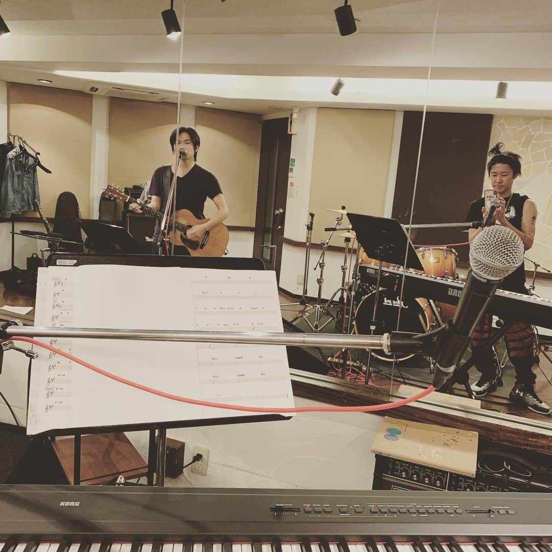 染谷俊のインスタグラム：「夕方からは、12/21の『音楽書簡』のリハーサル！ ワタルさん、カッコ良し！ 横浜、来てねー！  https://tiget.net/events/69630  #さとうわたる #染谷俊 #音楽書簡」