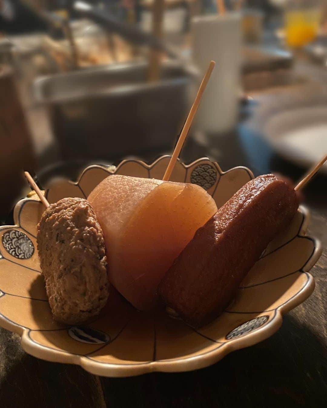 寺田有希さんのインスタグラム写真 - (寺田有希Instagram)「【超レアイベント！てら飲み。】キャンセルが出ました！ので、チケット再販を行います🍻！！！ ・ ・ 『てら飲み。チケット再販』 12/23(月)20:00〜　再販開始！ ご予約↓ https://www.quartet-online.net/ticket/teranomi (※ご予約のURLはプロフィール欄にもあります) ・ ・ 寺田のオリジナルビールが飲める！ 寺田の手料理が食べれる！ こんなレアイベントはなかなかないですぜ🥴✨ ・ ・ 『てら飲み。』 12/28(土) OP 12:30/ST 13:00/CL 15:30 チケット 12,000円 @表参道　エムナチュール ・ ・ 再販と言っても、ほんの1.2席です… なのでお見逃しなく！！！ これがきっとラストチャンスです(*´꒳`*)✨ ・ ・ 先日、今年のおでん初めしてきた🍢 このお店めっちゃ楽しかったな〜 こんな感じで28日はワイワイしよう！ ・ ・ #てら飲み #てら飯 #寺田有希 #teradayuki」12月19日 17時36分 - terada_yuki