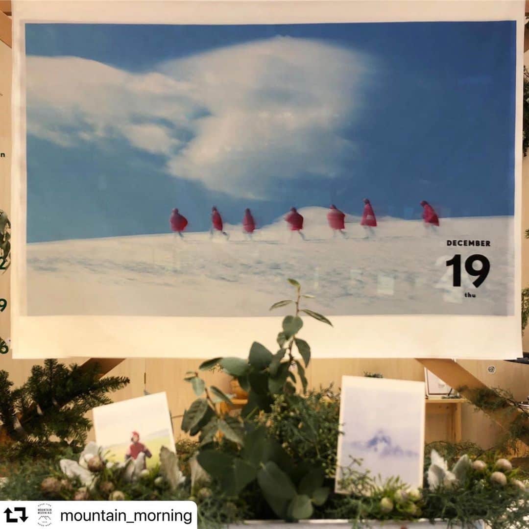 横浪修さんのインスタグラム写真 - (横浪修Instagram)「お近くにお寄りの際は是非お越し下さい！ #repost @mountain_morning ・・・ #12月19日  横浪 修さんの作品です。 18日の馬場さんと横浪さんのmountain morningポストカードも一緒に並びました。  #mountain_morning #日めくりカレンダー#levésuve #pageadaycalendar #作原文子 #fumikosakuhara #pageadmin インテリアスタイリスト#intersectbylexus #lexus #レクサス #南青山#表参道 #横浪修 #osamuyokonami」12月19日 17時30分 - osamuyokonami