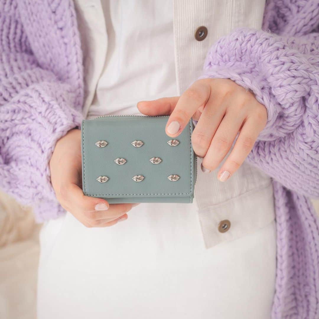 SMIRNASLI_officialのインスタグラム：「rip studs wallet . もうすぐクリスマス🎄 贈り物にぴったりの ミニ財布が入荷❤︎ . . #smirnasli #サミールナスリ」