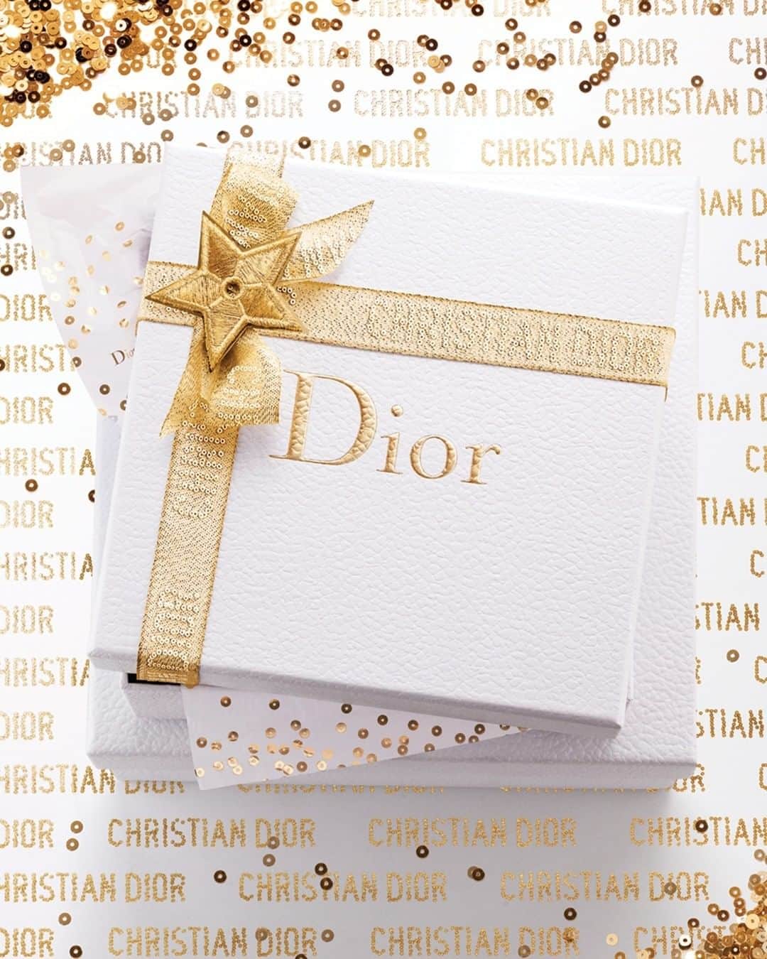 クリスチャンディオールさんのインスタグラム写真 - (クリスチャンディオールInstagram)「During the festive season, Dior always creates new magic. More than gifts, Dior creations are dreams come true. All your gifts will be even more beautiful in gold and shimmering haute-couture sequins, available at this extraordinary atelier. • #diorholiday #diorparfums #diorjadore @diorparfums」12月19日 17時30分 - dior