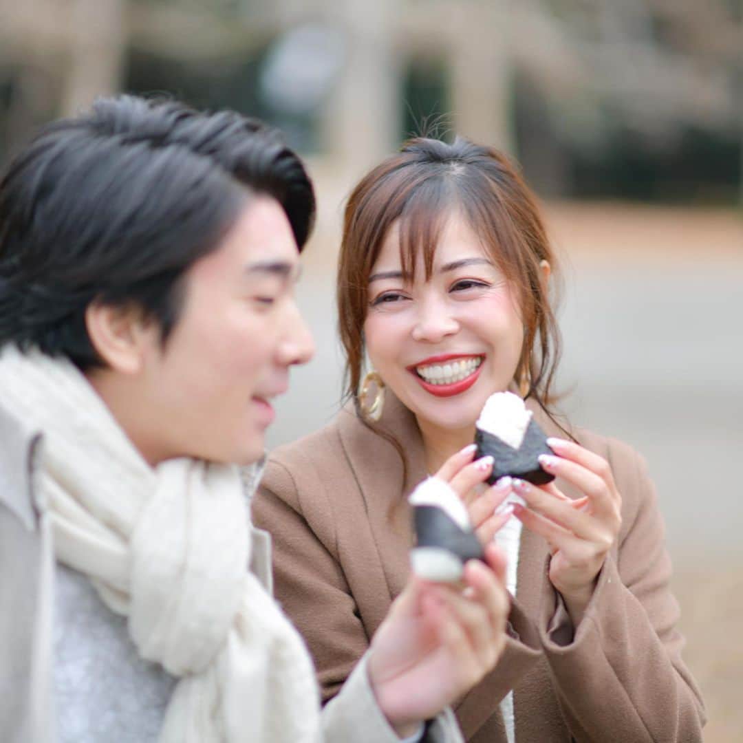 舞香さんのインスタグラム写真 - (舞香Instagram)「寒い日に公園のベンチでふたりで食べるおにぎりはとても美味しい🍙 . #おにぎり  #公園デート  #仲良しカップル  #仲良しカップルさんと繋がりたい  #年下彼氏  #カップルフォト」12月19日 17時45分 - maika.mahou