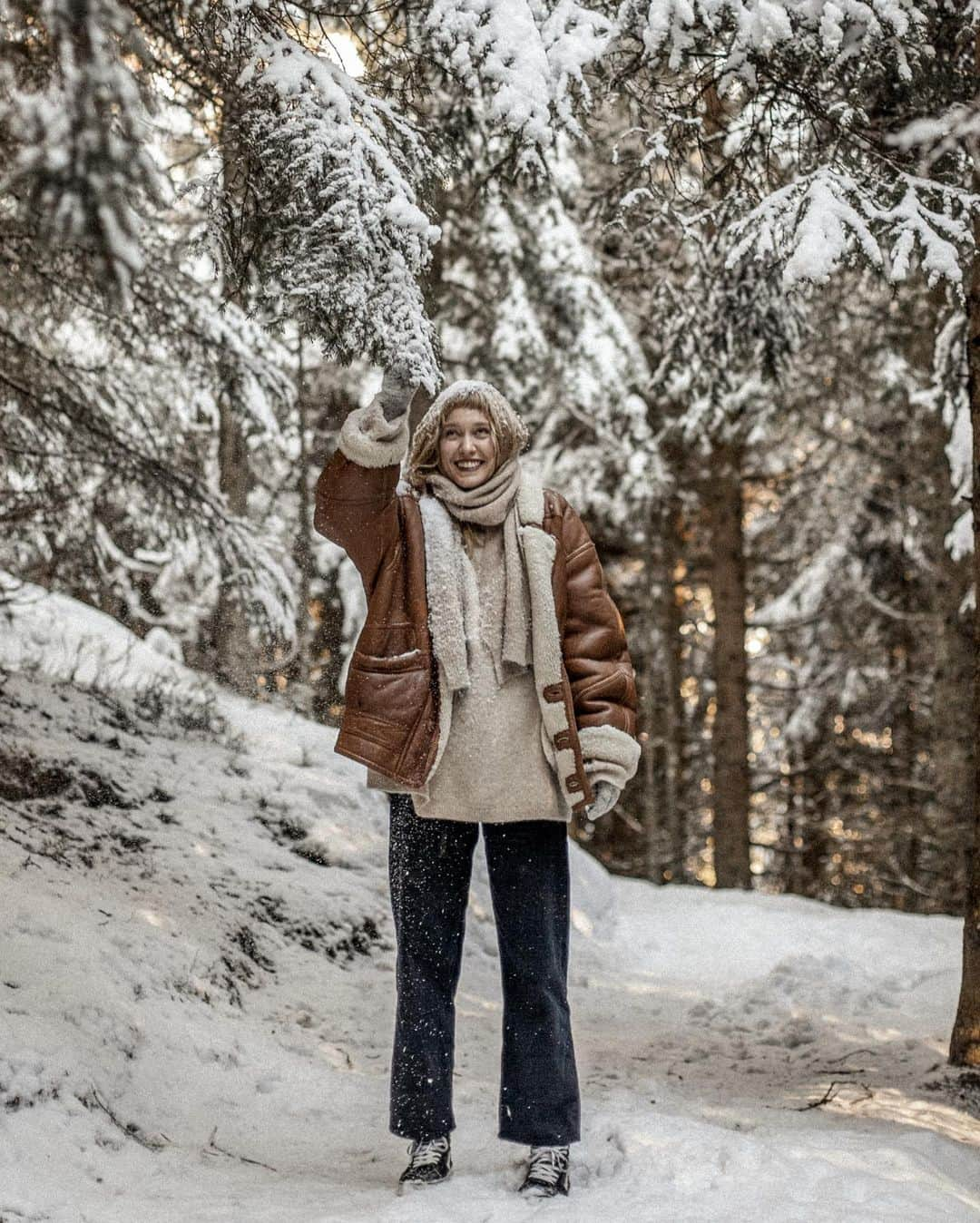 Dara Muscatさんのインスタグラム写真 - (Dara MuscatInstagram)「Dara and winter love affair story!😂🤪 My favorite shots of my real face playing with snow the way I like it. (I’m not always reading books or thinking about something global on photos haha) Do you want to build a snowman?✨🎅🏼🐇🌨☃️✨ История любви Дары и Зимы. Любимые кадры меня такой, какая есть (а не только задумчиво читающая и глядящая вдаль, размышляя о великом 😂), а вот так по-настоящему.✨🌨✨」12月19日 17時45分 - daramuscat