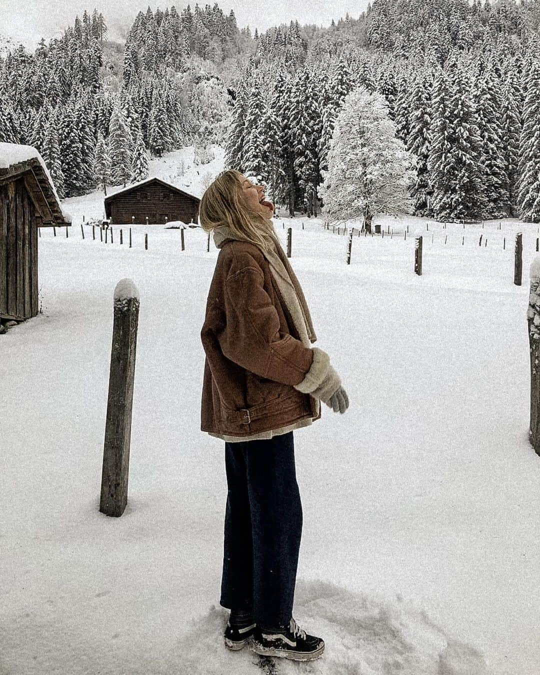 Dara Muscatさんのインスタグラム写真 - (Dara MuscatInstagram)「Dara and winter love affair story!😂🤪 My favorite shots of my real face playing with snow the way I like it. (I’m not always reading books or thinking about something global on photos haha) Do you want to build a snowman?✨🎅🏼🐇🌨☃️✨ История любви Дары и Зимы. Любимые кадры меня такой, какая есть (а не только задумчиво читающая и глядящая вдаль, размышляя о великом 😂), а вот так по-настоящему.✨🌨✨」12月19日 17時45分 - daramuscat