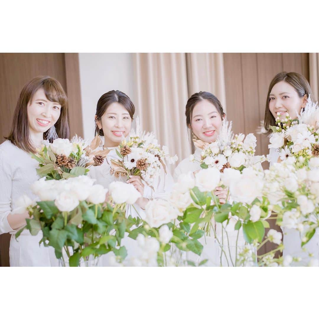 ウェディングソムリエ編集部のインスタグラム：「先日、THE SURF OCEAN TERRACE（ @thesurf_oceanterrace ）で開催したクリスマスパーティー「SEASIDE Christmas!」イベントの様子をレポート♡ * * 「THE SURF OCEAN TERRACE」は、千葉・稲毛海浜公園内にある複合施設。都心からほど近くとは思えないほどの開放感あふれるまるでリゾートなような場所。 * オーシャンビューが魅力で、ウェディングでも人気の会場として知られています * イベントでは、フラワービュッフェや会場散策、とっても素敵なスイーツビュッフェなどその魅力を余すところなく楽しんで頂きました♡ * 何よりもキャストの皆さんのおもてなしがとっても素敵でした。 詳細なレポートはウェディングソムリエのWEBにて公開していますのでぜひチェックしてみてくださいね。 * * 🎄会場：THE SURF OCEAN TERRACE  @thesurf_oceanterrace ・ 🎄参加した皆さんのレポートはこちらから↓ #ザサーフシーサイドクリスマス * * #thesurfoceanuerrace #dearswedding #サーフ花嫁 #アンバサダーパーティー #ザサーフオーシャンテラス #ウェディングソムリエイベント * *:.,.:*:.,.:*:.,.:*:.,.:*:.,.:*:.,.:*:.,.:*:.,.:*:.,.:*:.,.:*:.,.:* . サイトは[ウェディングソムリエ ]で検索 🔎http://www.jadorewedding.com プロフィール欄の🔗Linkからもとべます。 ウェディングソムリエは、 人生でその時しかできない 特別な体験を提供するメディアです♡ *:.,.:*:.,.:*:.,.:*:.,.:*:.,.:*:.,.:*:.,.:*:.,.:*:.,.:*:.,.:*:.,.:*:.,.:*: #卒花 #ウェディングソムリエ #花嫁 #プレ花嫁 #花嫁DIY #ウェディングアイデア #ウエディングアイテム #卒花嫁レポ #全国のプレ花嫁と繋がりたい #ウェディングソムリエアンバサダー #結婚式 #ウェディングドレス #ウェディングレポ #ウェディングレポート」