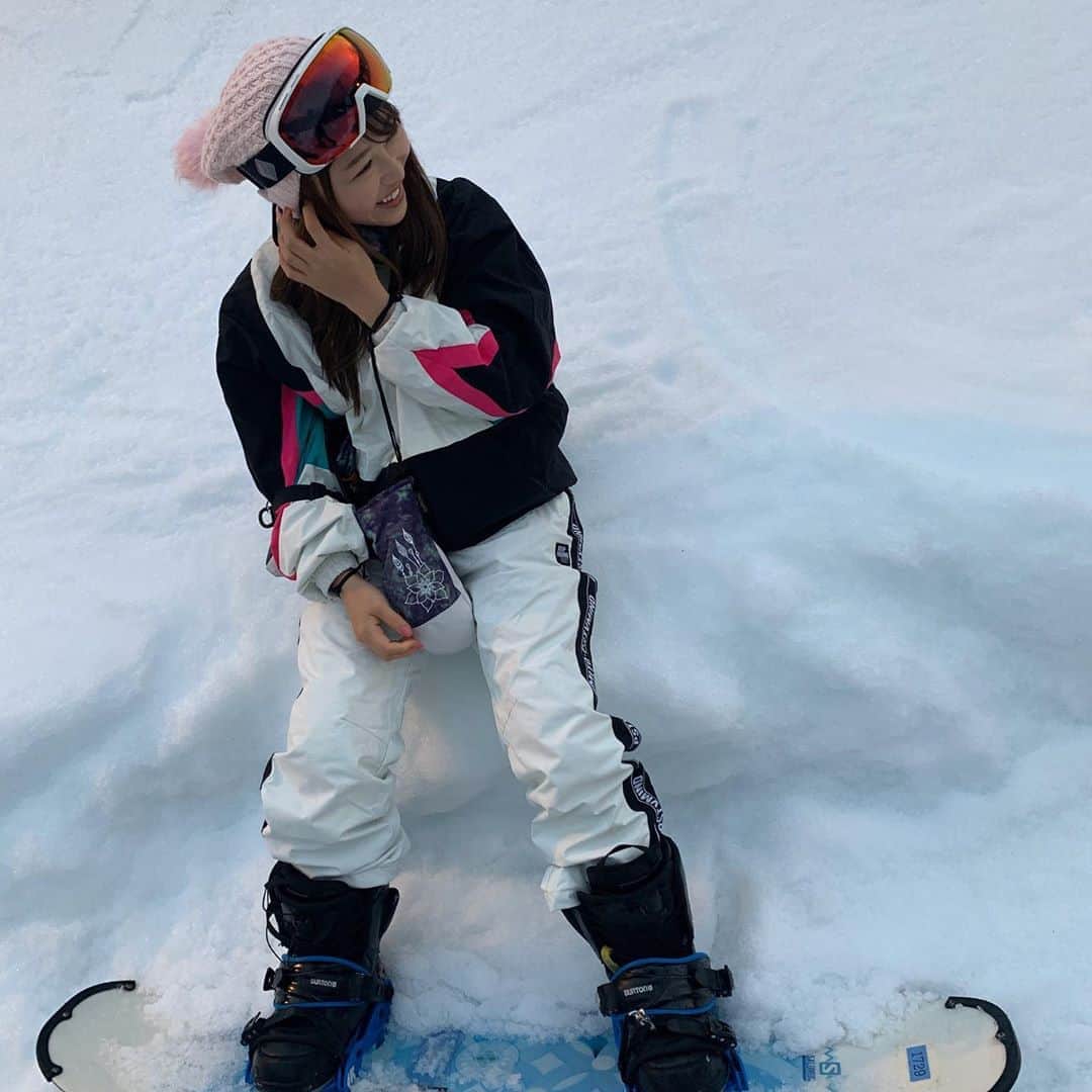 塚本美玲のインスタグラム：「めっちゃ早く滑れそうとか言われるけど、形から入るタイプです😊﻿ ﻿ ﻿ ﻿ ﻿ #スノボ#スノボ女子#雪」
