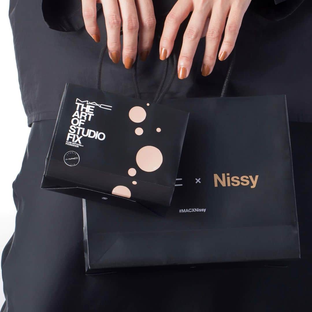 M∙A∙C Cosmetics Japanのインスタグラム：「ㅤ #MACXNissy 待望の限定コラボ、限定キャンペーン情報! ㅤ 対象製品ご購入でもれなくプレゼント、限定コラボカード 枚数限定!　限定コラボショッパー 12/26 (木)~全店、公式オンラインショップでスタート! 12/24 (火)~限定4店舗で先行配布開始♪ (M･A･C表参道ヒルズ店、M･A･C伊勢丹新宿本店、M･A･C ジェイアール名古屋タカシマヤ、M･A･C阪急うめだ本店) 限定コラボキャンペーン、詳しくは、 プロフィールページ(公式オンラインショップ)を見てね♪ ㅤ #Nissy #西島隆弘 #24ファンデ #24時間 #24色 ㅤ DESIGN: M·A·C ARTIST  RINO KASAI @rino416 @macpro_tokyo PHOTO: @takaki_iwata ㅤ ㅤ ㅤ ㅤ ㅤ #MACCosmeticsJapan #MACコスメ #MACCosmetics #コスメ #メイク #スタジオフィックスフルイッド #スタジオフィックス #studiofix #ファンデ #ファンデーション #リキッドファンデーション #ベースメイク #カバー力 #崩れない #コラボ #アーティストコラボ #テカらない #美肌 #メンズメイク #makeup #basemakeup #cosmetics #foundation #beauty」
