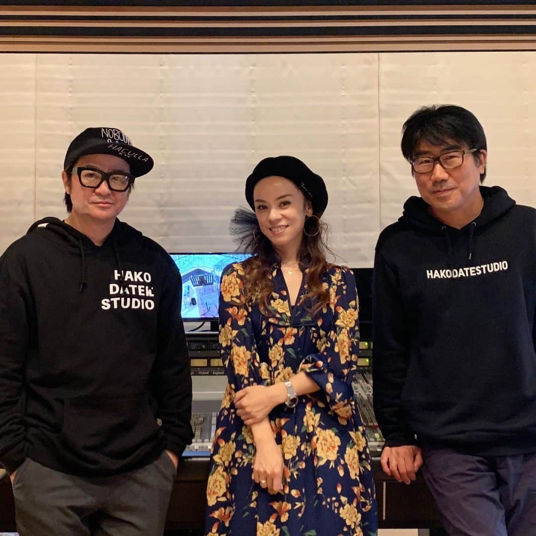 azumiのインスタグラム：「2020年早春に発売されるGLAYさんの10年ぶりのベストアルバム『REVIEWⅡ -BEST OF GLAY-』に『氷の翼 feat. Azumi(Wyolica)』が収録されることが発表されました😊これは最新アルバム『NO DEMOCRACY』にもコーラスとして参加させていただいている同曲を、新たにレコーディングしたデュエットバージョンです。圧倒的な存在感のTERUさんの歌声は、一緒に歌うと一段と迫力があり、その類い稀な声とテクニックに鳥肌が止まらなかったです。凄かったー！皆さんに気に入っていただけたら嬉しいです。 写真はレコーディング時の函館のスタジオにて。プロデューサーの亀田誠治さん、TERUさんと！楽しかったなぁ😆また歌いたいなぁ🎤 #GLAY #亀田誠治 #氷の翼 #wyolica #ワイヨリカ #azumi」