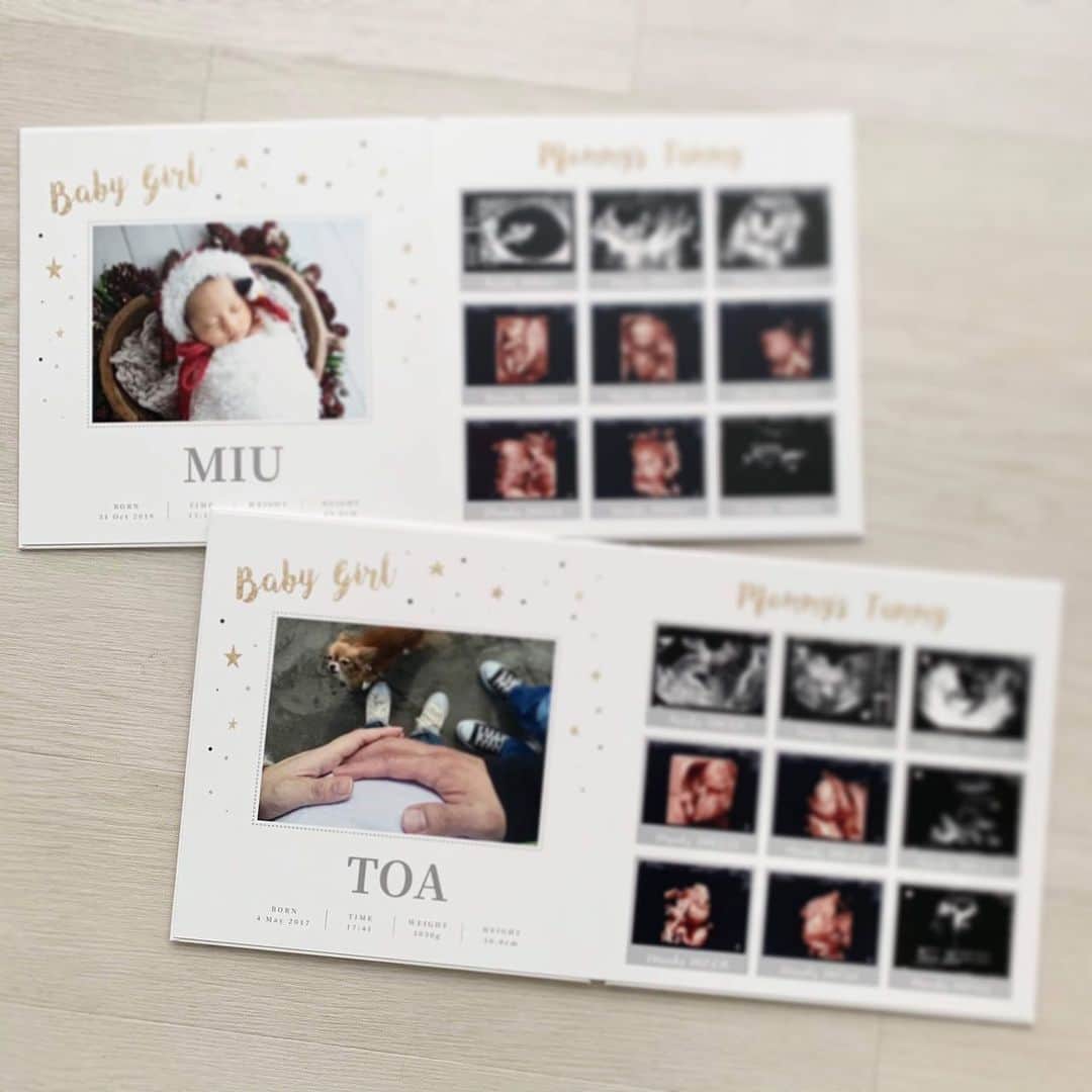 近藤千尋のインスタグラム：「この前撮影してもらった @newbornphoto.jp  @birth_designoffice  newbornphotoが 完成して送られてきました❤️🎄 十愛のエコー写真も一緒に アルバムを作ってもらいました🥰 全然整理できてなかったから　 本当に嬉しいいいいい☺️✨✨ 素敵な思い出になりました💓🙏 2人とも新生児の写真を並べると やっぱり似ているなぁ👶👶💖 #newbornphoto」