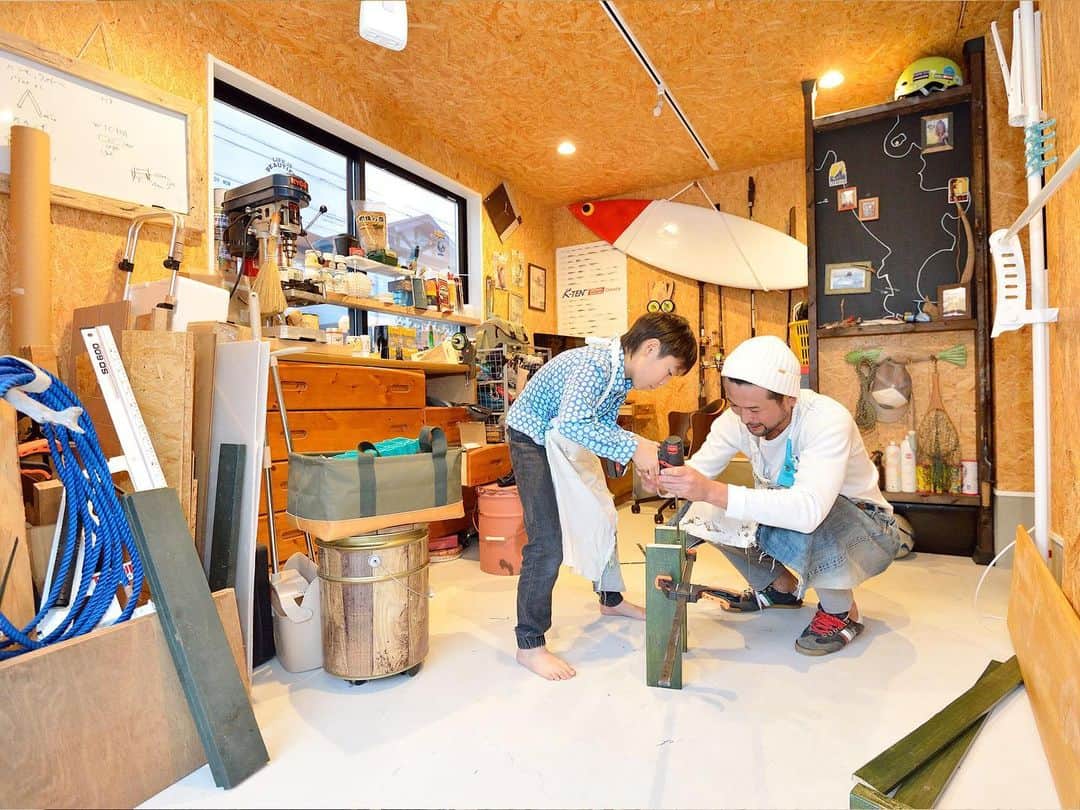 ZERO-CUBE+FUNさんのインスタグラム写真 - (ZERO-CUBE+FUNInstagram)「LIFE LABELマガジン更新しました🙌♪ . 2019年最後の『暮らしのインタビュー』は 神奈川県のT様邸をご紹介😇 . 3人のお子さんの部屋と、旦那さんの趣味部屋が欲しくて ZERO-CUBE STEPFLOORを選んだT様一家🤖 自宅を「遊べる家🎪」と話す旦那さんは ”土間”を趣味部屋にしてDIYを日々楽しんでいるそう⛏ . ゼロから作るのはもちろん、フリマアプリなどで 仕入れた掘り出しものを手直しする腕もピカイチ✴️ 黒と白とウッドで統一したリビングダイニングには テーブル・イス・ラックなど…🛋 旦那さんの愛情こもったアイテムがぎっしりです🙆‍♂️ . 記事は @lifelabel_official プロフィールからどうぞ💫 . . #lifelabel #ライフレーベル #zerocube #zero_cube #ゼロキューブ #zerocubestepfloor #ステップフロア #スキップフロアの家 #戸建て #緑の家 #DIY #芝生の庭 #庭のある家 #新築 #四角い家 #箱の家 #暮らし #神奈川 #インダストリアルインテリア #カフェスタイル #土間のある家 #リビング #男の部屋 #ローテーブル #理想の住まい #暮らしを楽しむ #暮らしのインタビュー」12月19日 18時18分 - lifelabel_official
