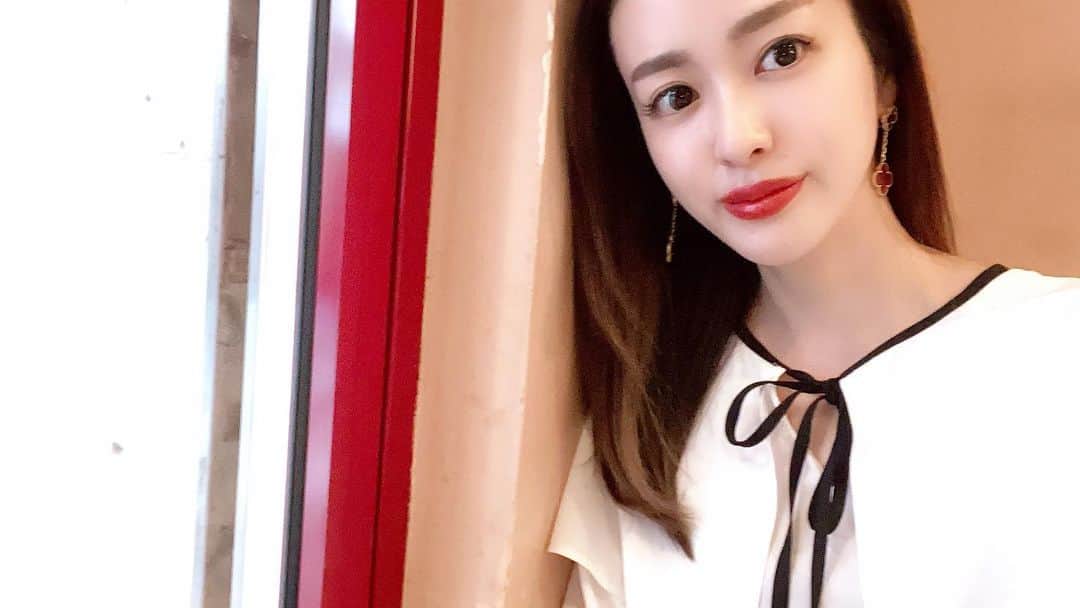 のインスタグラム：「今日は赤LIP。 そして、new topsは春のakiki新作。 シアーな素材で可愛いブラウス❤︎ モノトーンの日は赤を差す💋💄 . . #akiki#ss20#madeinjapan」