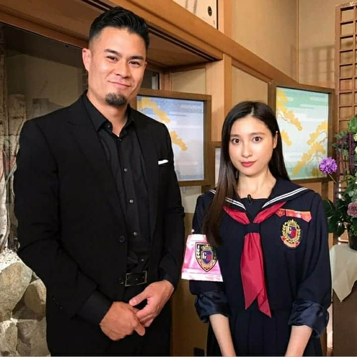 土屋太鳳さんのインスタグラム写真 - (土屋太鳳Instagram)「本日、ゴチ、最終戦です。 よる７時５６分から 生放送でいよいよ、決定します。 VIPゲストは #加藤浩次 さん、 そして #橋本環奈 ちゃん！ 収録中にも待ち時間にもお話をさせていただき あたたかな気持ちになりながらの最終戦でした。 . 行きたくない…って初めて思ってます。 どういう形か分からないけれど、 いずれにしてもゴチ２０メンバーは 今日が、最後の日だから。 . でも… 本当に全力を尽くしたし 愛情に溢れた最終戦だったので ぜひぜひぜひぜひぜひ！！！！！ 観てください…！！！！！ . そんな真剣勝負の日なので、 前回のVIPゲストである ラグビーW杯日本代表 #田村優 選手との写真を✨ . 実はこの時ビックリする偶然を知ったのですが、 田村選手と私は、一時期、同じグラウンドで 練習していたことがあったんです。 田村選手は明治大学ラグビー部に 所属していらっしゃったんですけど、 その練習場所をお借りして 私が所属していた陸上クラブも練習してたので 少なくとも、その八幡山のグラウンドで もしかしたらすれ違ってたかもしれない！ ということが判明して驚いてる顔が、 2枚目の顔💡 . 全力を尽くすことの大切さを あらためて感じさせてくださった選手と まさかそんな接点があったなんて…！ ラグビーでのストイックなプレースタイルとは 全く違う、でもとても素敵で 楽しくて面白いかたでした😊 お会い出来て光栄でした…！ 本当に本当にありがとうございました🏈✨✨ . あと数時間で、最終戦、始まります。 見守ってください。 #ぐるナイ  #ゴチ  #ゴチ20 #NTV  #中島健人  さん #田中圭  さん #ノブ さん #岡村隆史 さん #加藤浩次 さん #橋本環奈 ちゃん #羽鳥慎一 アナウンサー #ヤベチャンマン  #ダイゴチャンマン」12月19日 18時37分 - taotsuchiya_official