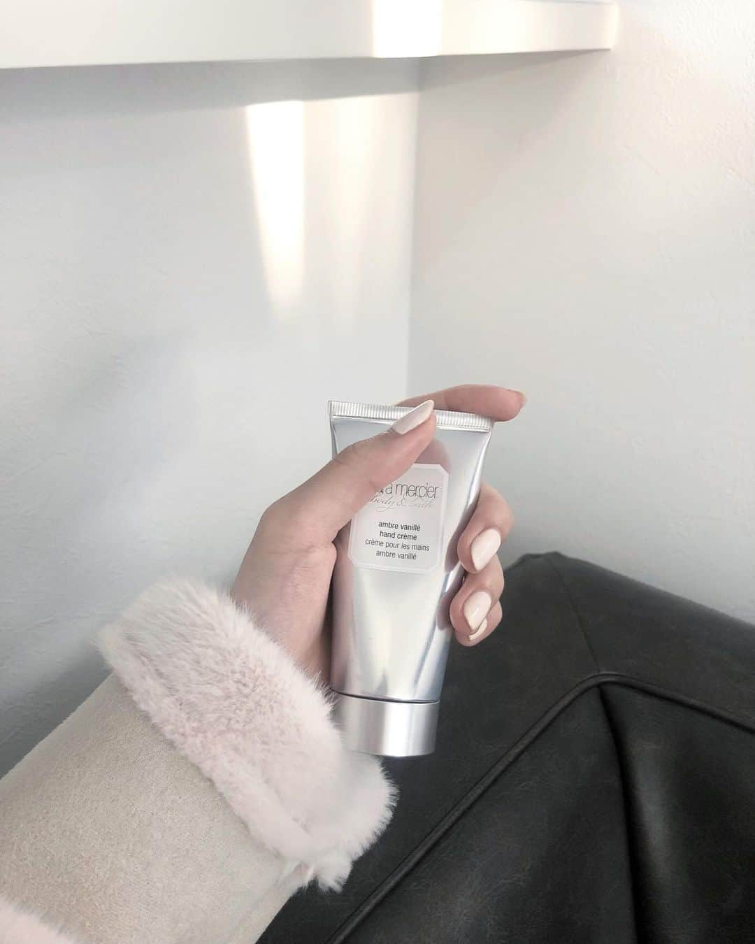 石元歩唯さんのインスタグラム写真 - (石元歩唯Instagram)「hand cream  laura mercier @lauramercier hand crème / ambre vanillé  甘くて深くて落ち着く、大好きな アンバーバニラの香り🍨♡ ハンドクリームはコンパクトで 持ち運ぶのに丁度良いサイズ感。  jacket @amel_official__ bag @louisvuitton  #ai_item #kento_ai_home #lauramercier #ambrevanillé #ambrevanille」12月19日 18時32分 - 518aichi