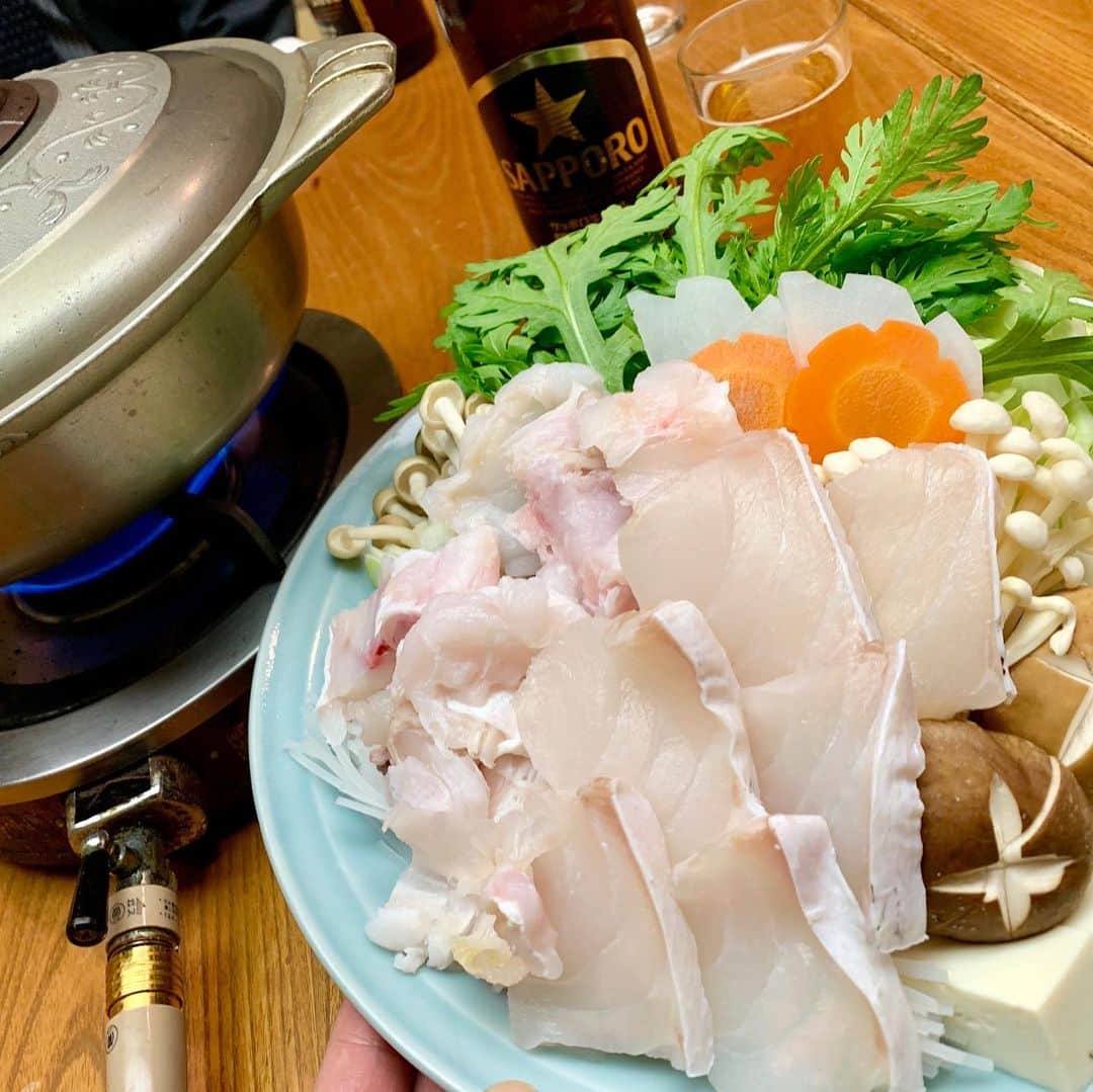 わっきーさんのインスタグラム写真 - (わっきーInstagram)「昭和41年創業、 浅草/田原町にある「魚料理 遠州屋」へ。 こちらでなんと！ 天然のクエ鍋が食べられるという。。 クエといえば超高級魚で、 のどぐろやとらふぐよりも貴重。 長崎県五島列島産で、脂のってて身がぷりっぷりでした。 価格がリーズナブルで、一人前4800円！ 〆は雑炊で、舌も心も温まりました👍  #魚料理遠州屋  #遠州屋  #クエ  #クエ鍋  #天然クエ  #鍋  #鍋料理  #雑炊  #鮮魚  #海鮮 #お造り  #浅草  #浅草グルメ  #浅草観光  #田原町  #田原町グルメ  #東京グルメ #youtube #youtuber #わっきーtv #わっきー #食レポ #飯テロ #飯テログラム #飯テロ動画」12月19日 18時34分 - makoto_ishiwaki