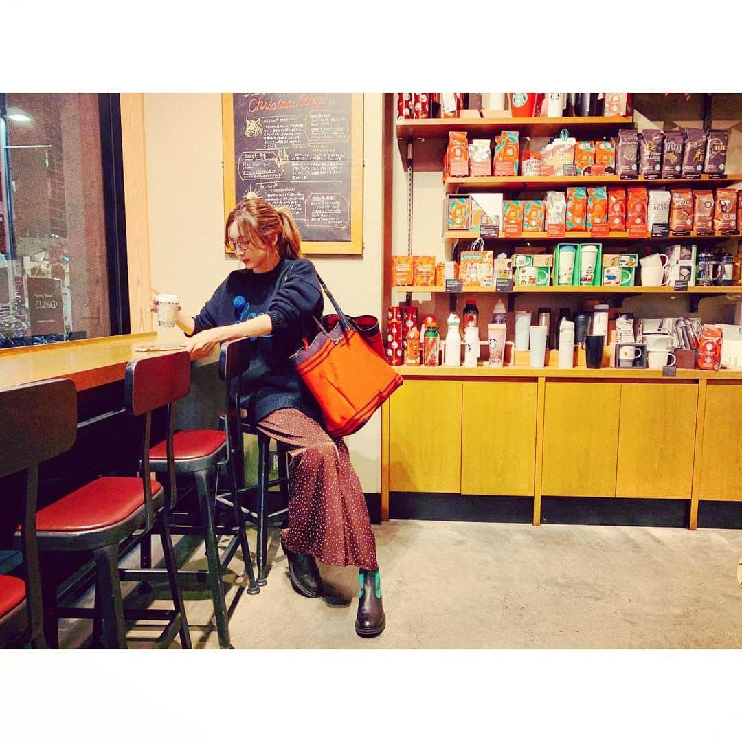 紗栄子さんのインスタグラム写真 - (紗栄子Instagram)「ちょっと前の私🌹 Knit @loewe  skirt @fray_id  bag @numeroventuno  boots @trickers_shoes」12月19日 18時36分 - saekoofficial