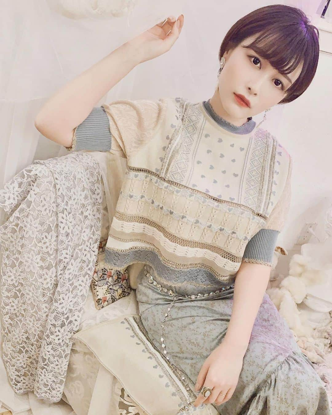 東佳苗さんのインスタグラム写真 - (東佳苗Instagram)「rurumu:2020ss snap❤︎❤︎❤︎ ゆらのちゃん🐇💭白×グレーがお似合いです❄️🤍 . 恒例の悲なみちゃん…✨ プルオーバー超似合う❤︎履いてたスカートとマッチしてました🌟麗しいです🙏🏻 #rurumu #rurumu2020ss」12月19日 9時49分 - usagi_kanae