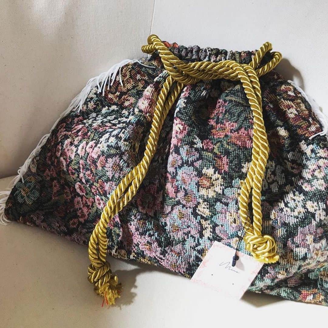 タピエスタイルさんのインスタグラム写真 - (タピエスタイルInstagram)「「mine_kinchaku」の巾着バック。 ・・・ 。 差し色がかわいいミネキンチャク。 少しずつファンが増えてきました。 バックインバックや パーティバックにと お洒落に使えて 便利なんです。 、 12/18〜28まで大阪LUCUAイーレ　@tapiestyle にて年内最後のイベントに出展。 、 巾着は実際のサイズ感や絞り感などを見て購入頂きたいので、 お近くの方はこの機会に是非お立ち寄りください。 １２月28日には夕方から デザイナーが店頭にいらっしゃる予定です。 質問などあればお気軽にお越しください〜 、 パーティアクセサリー#チャリダ も店頭販売しております♡ 、 #巾着 #キンチャク #巾着バッグ #ゴブラン  #フリンジ #ミネキンチャク #タピエスタイル」12月19日 9時49分 - tapiestyle