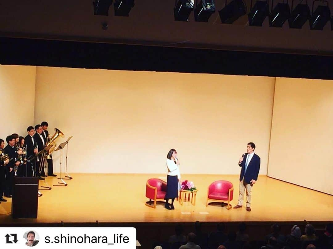 村山千代さんのインスタグラム写真 - (村山千代Instagram)「#Repost @s.shinohara_life with @make_repost ・・・ 野村證券 新宿駅西口支店  お客様感謝セミナーでトークショーでしたヽ(´▽｀)/ #野村證券 #トークショー #村山千代 --------------- ↑リポストです * * *🥋篠原信一さんのトークショーで MCをさせてもらいました。 柔道をはじめたきっかけや、 五輪史上語り継がれる「世紀の大誤審」、 「弱いから負けた」あの言葉の真相、 交友関係や現在の夢まで、ユーモアたっぷりにお話し頂き、終始会場は笑いに包まれました。* * *素晴らしい言葉もたくさんあったので、 印象に残ったものをひとつ。* * *夢を叶えるには『信念』が必要。 『信念』とは『今の心を人に言う』と書く。 つまり信念とは、今の心＝夢を人に言って、 それが嘘にならないように行動すること。」 * * *口先だけにならないためには実現するまで努力し続けなければいけない…それってすごく覚悟のいることですよね。かっこよすぎます。* * *楽しく貴重なお話を本当にありがとうございました！ またお会いしたいという目標を持ち日々頑張ります🎤 #篠原信一 さん #佐藤雄一 さん率いる演奏家の皆さんの生演奏で入場頂きました🎺」12月19日 10時05分 - chiyocolate420