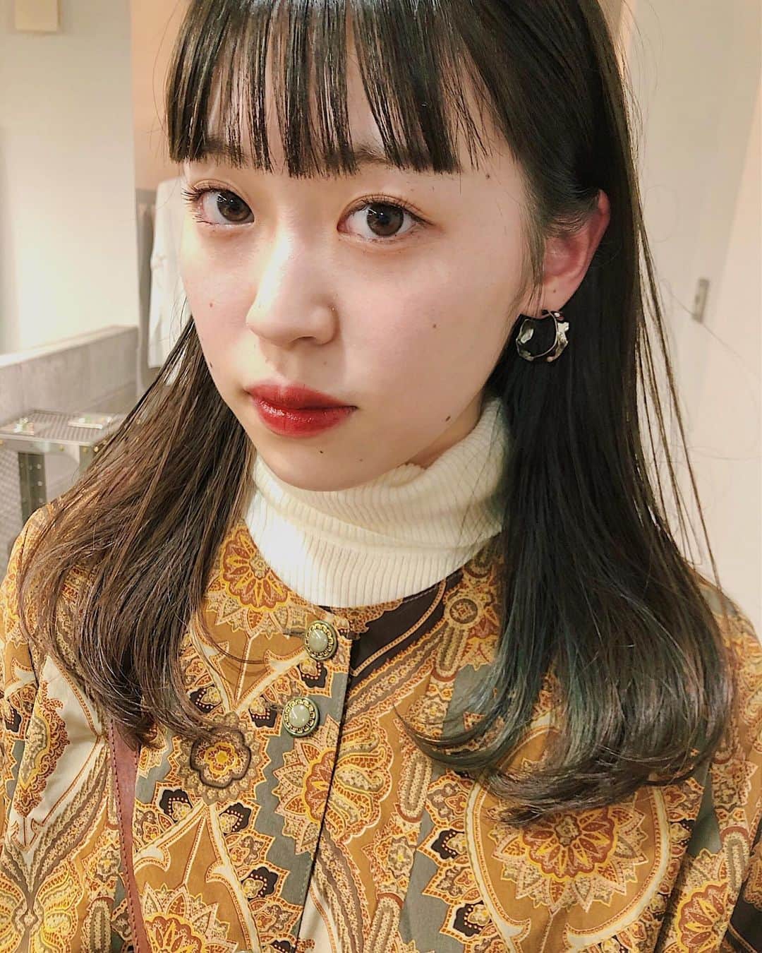 のインスタグラム：「マットアッシュ🌼🌼🌼﻿ インナーカラーはグリーン🍃﻿ いつもありがとうございます♡﻿ ﻿ #sakinchohair﻿ #hairarrange#hair#arrange#hairset#ヘアアレンジ#アレンジ#ヘアセット#豊橋#美容室#ヘアメイク#出張ヘアメイク#ヘアカラー#インナーカラー#前髪カット」