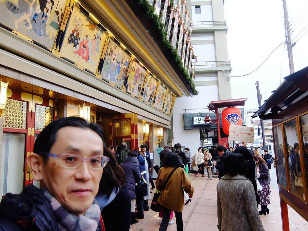 桂春雨さんのインスタグラム写真 - (桂春雨Instagram)「これから南座で『吉礼顔見世興行 東西合同大歌舞伎』昼の部を観劇。朝の京都、結構寒いです。  #南座 #顔見世 #興行 #東西 #合同 #大歌舞伎 #片岡仁左衛門 #坂田藤十郎 #片岡愛之助 #中村梅玉 #中村時蔵 #片岡秀太郎 #中村鴈治郎 #中村扇雀 #中村芝翫 #京都 #四条 #kyoto #kabuki #minamiza #japan」12月19日 10時16分 - harusamek