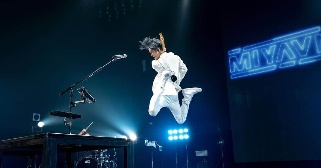 MIYAVI（石原貴雅）さんのインスタグラム写真 - (MIYAVI（石原貴雅）Instagram)「🙏 @miyavi_ishihara “NO SLEEP TILL TOKYO” World Tour 2019 JAPAN🇯🇵 Day 5 12.18 #Tokyo @zepp_divercitytokyo ご来場の皆様ありがとうございました！🙏 ．  Next Up! Day 6 JAPAN LEG FINAL🔥12.21 #Osaka @zepp_bayside  Photo By: @mikeyboiiiiii ． 【リリース情報】 MIYAVI NEW ALBUM 💿 NO SLEEP TILL TOKYO 7.24 Release⬇️⬇️ https://umj.lnk.to/miyavi_nsttPR ． 【ライブ情報】 「MIYAVI “NO SLEEP TILL TOKYO” World Tour 2019 JAPAN」 12/5 Sapporo | Zepp Sapporo 12/9 Sendai | Rensa 12/10 Nagoya | Zepp Nagoya 12/12 Fukuoka | Zepp Fukuoka 12/18 Tokyo | Zepp DiverCity TOKYO 12/21 Osaka | Zepp Osaka Bayside ． MIYAVI ファンクラブ ”MYV CREW” 2019年度会員受付中！！ MIYAVI Fan Club“ MYV CREW” 2019 Membership Admission and Renewal Information  ご入会方法は⬇️ http://myv382tokyo.com/myvcrew/about.html ． ． #MIYAVI #NoSleepTillTokyo #NSTT #UnderTheSameSky #MYVCREW #NorthAmerica #USA #CANADA #MEXICO #EUROPE #ASIA #JAPAN #live #札幌 #仙台 #名古屋 #福岡 #東京 #大阪」12月19日 10時18分 - miyavi_staff