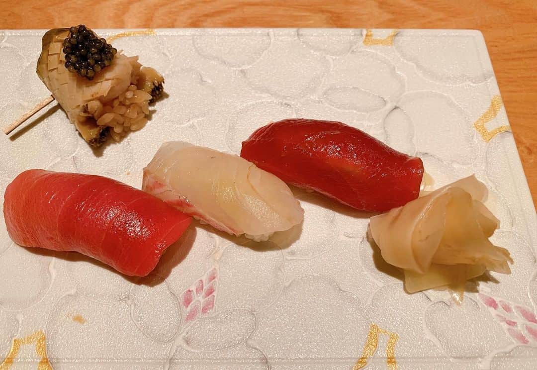 NAOMIさんのインスタグラム写真 - (NAOMIInstagram)「大間のマグロを 贅沢に頂きました。  #マグロ #マグロプチ丼 #私はお肉よりお魚が好き @miyoko.myondon #ご夫妻とようこママと #中野浩一🚴‍♀️」12月19日 10時37分 - naominakano703