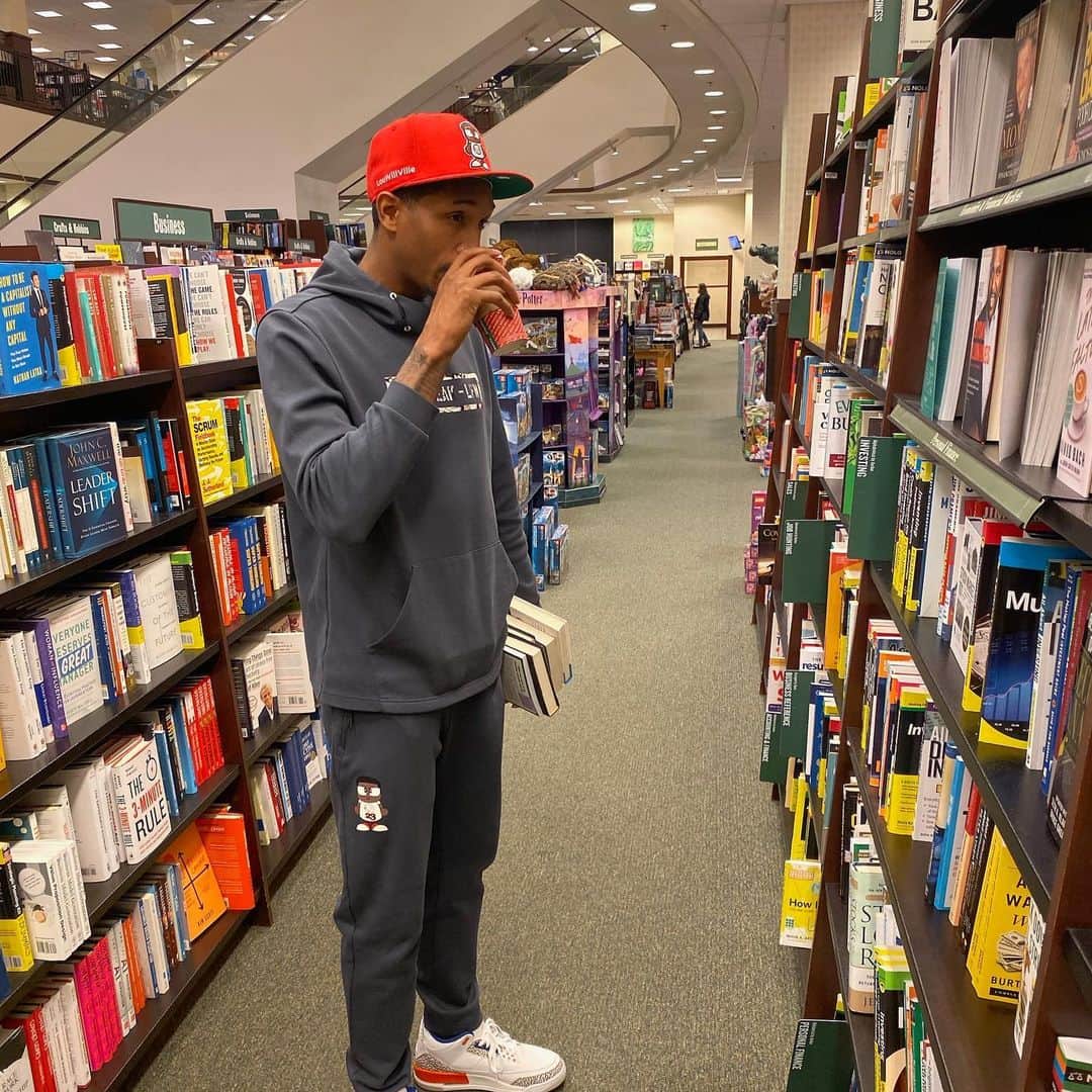 ルイス・ウィリアムスのインスタグラム：「Here’s a picture of me. In a bookstore. With Starbucks. In my mid 30’s.. I’ve become my parents」