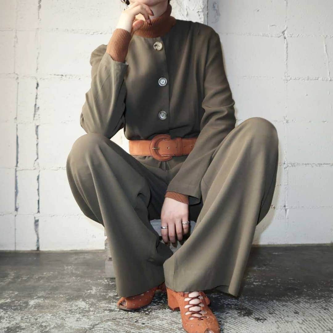 吉祥寺 古着屋 Orfeoのインスタグラム：「Collarless Jumpsuit Style  #orfeo #kichijoji #tokyo #vintage #used #fashion #coordinate #outfit  掲載商品のお問い合わせはメールにて承っております。コメント、DMでのお問い合わせは受け付けておりませんのでご了承ください。」