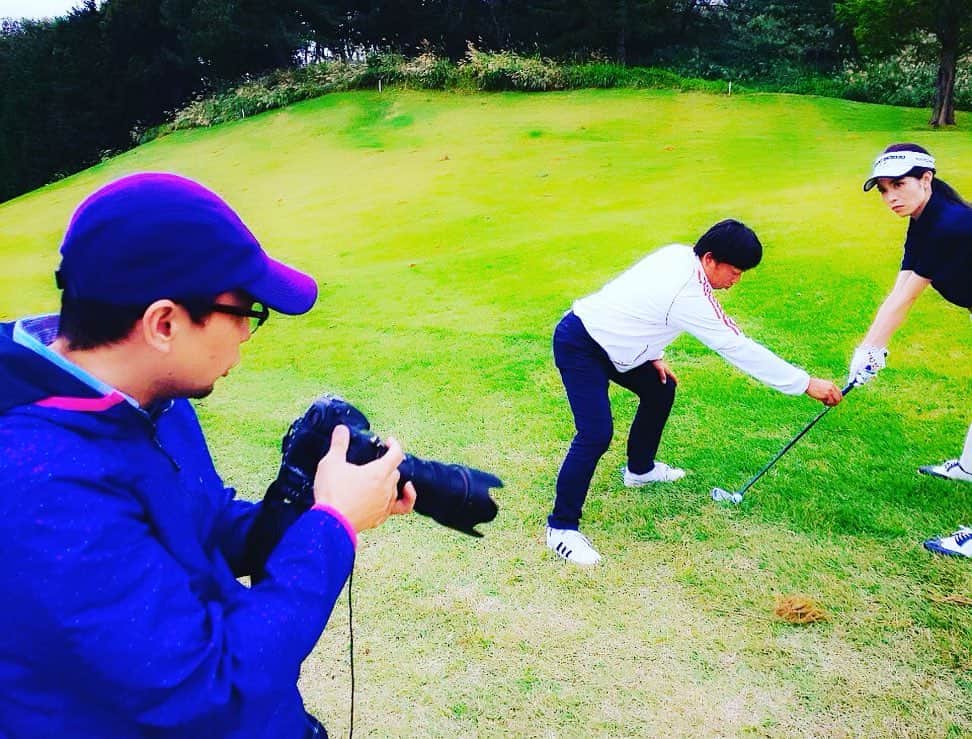 のインスタグラム：「ゴルフサイトの撮影風景⛳️ スチール用の形を教わるの巻🏌️‍♀️www  #ゴルフ  #撮影 #スチール #ゴルフ女子  #カメラマン と #プロゴルファー と #私」